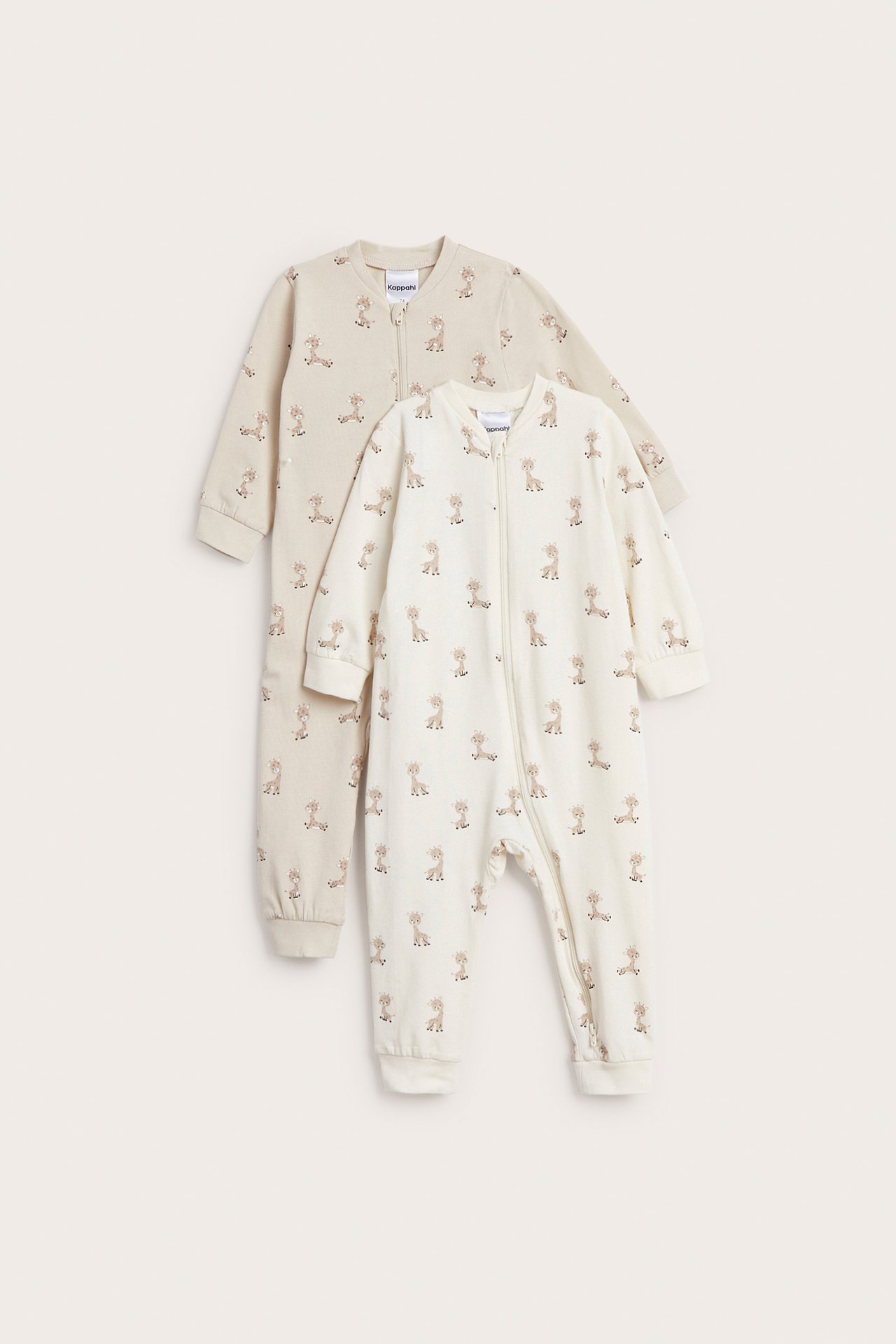 Framifrån: två baby-rompers. En offwhite med djurmönster och tvåvägsdragkedja, samt en ljusbeige.
