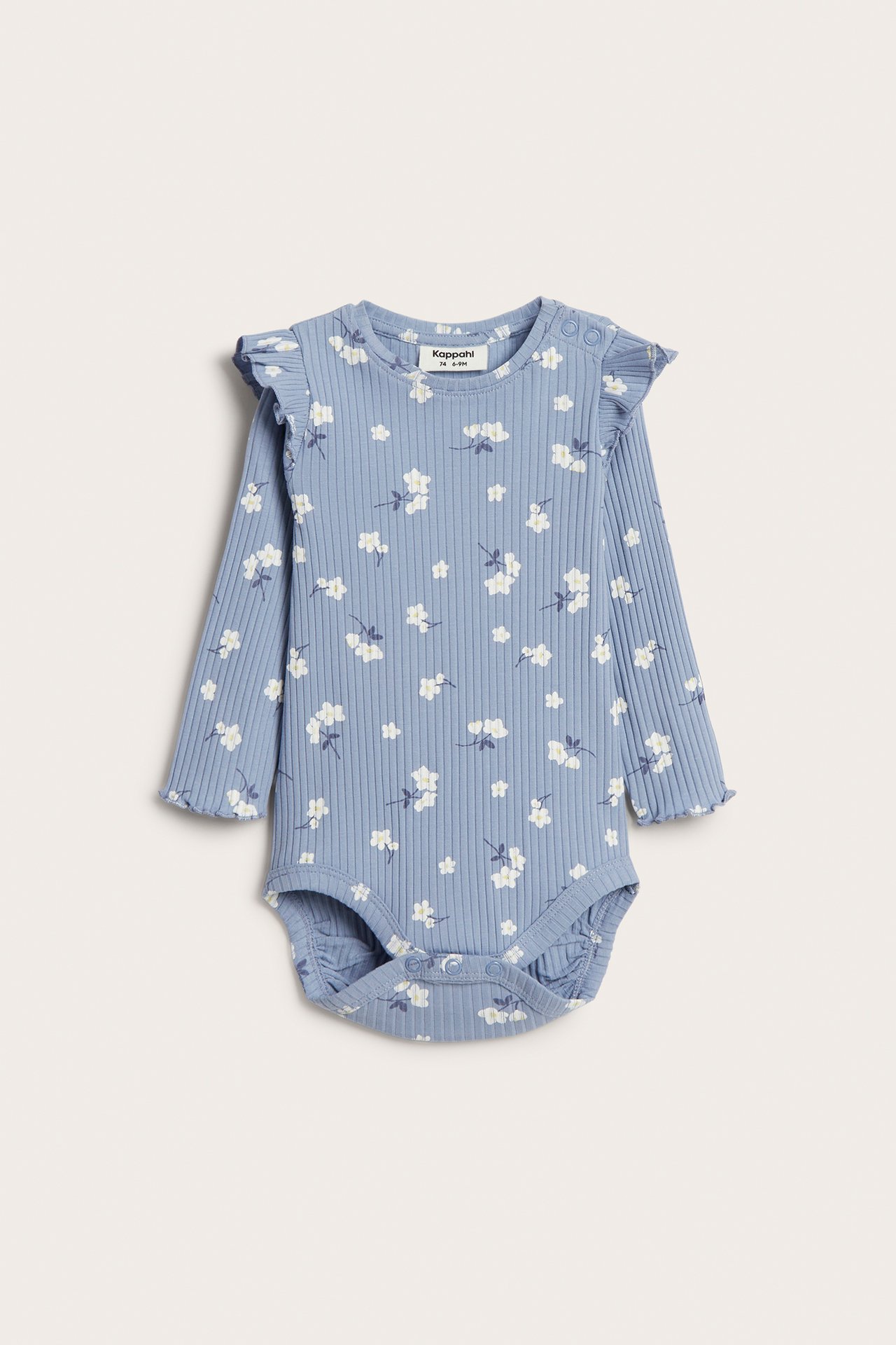 Frontvy av en ljusblå ribbad babybody med blommigt mönster, volanger på axlarna och tryckknappar.