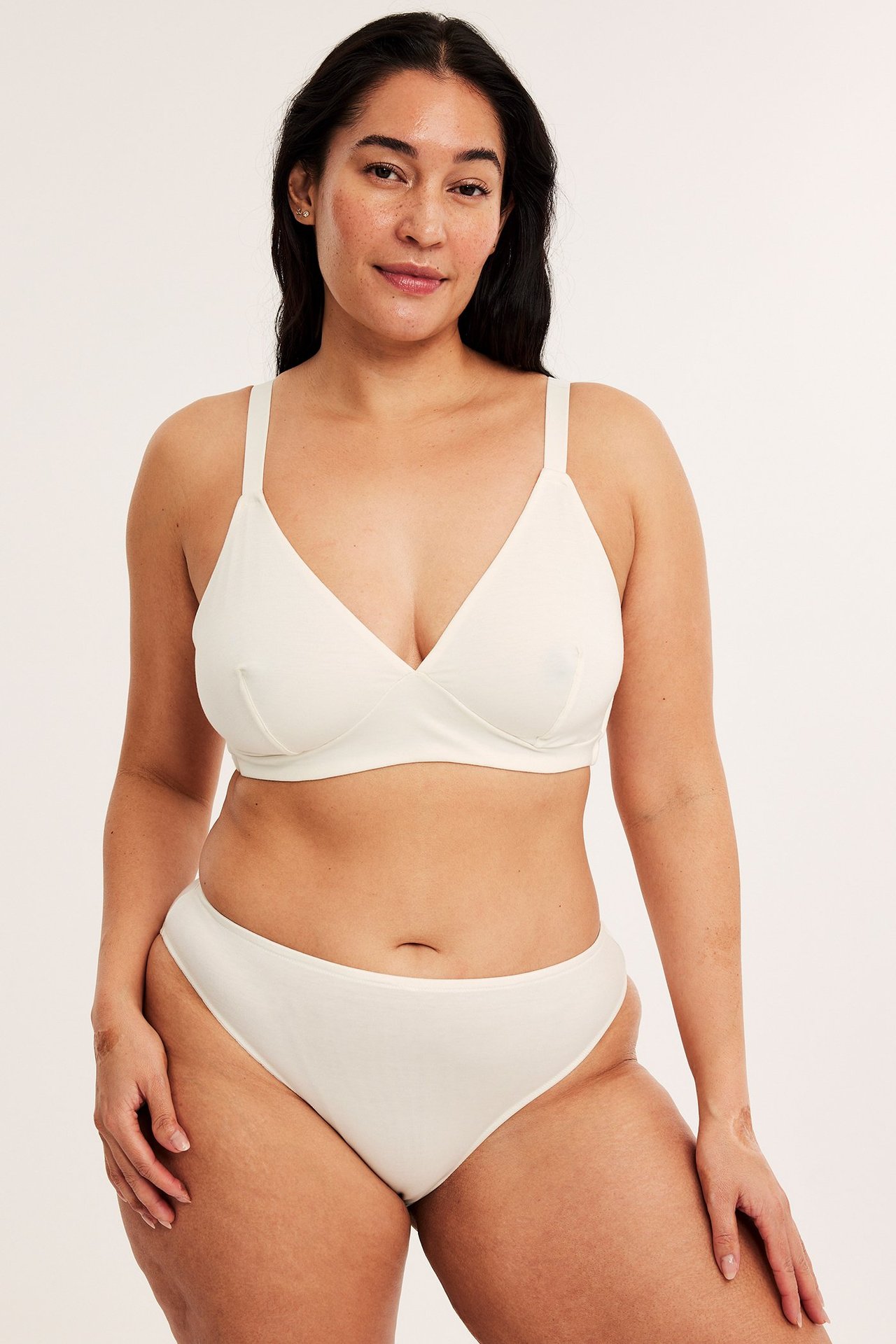 Forfra, kvinne i hvit lyocell brazilian truse og matchende hvit lyocell BH.