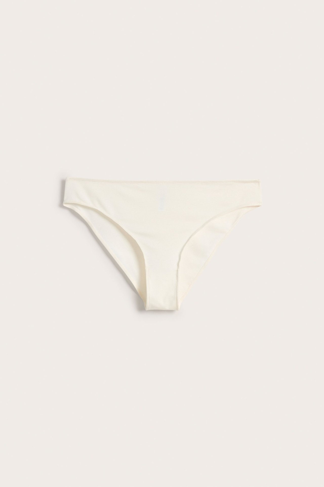 Forfra, hvit ensfarget brazilian truse i lyocell.