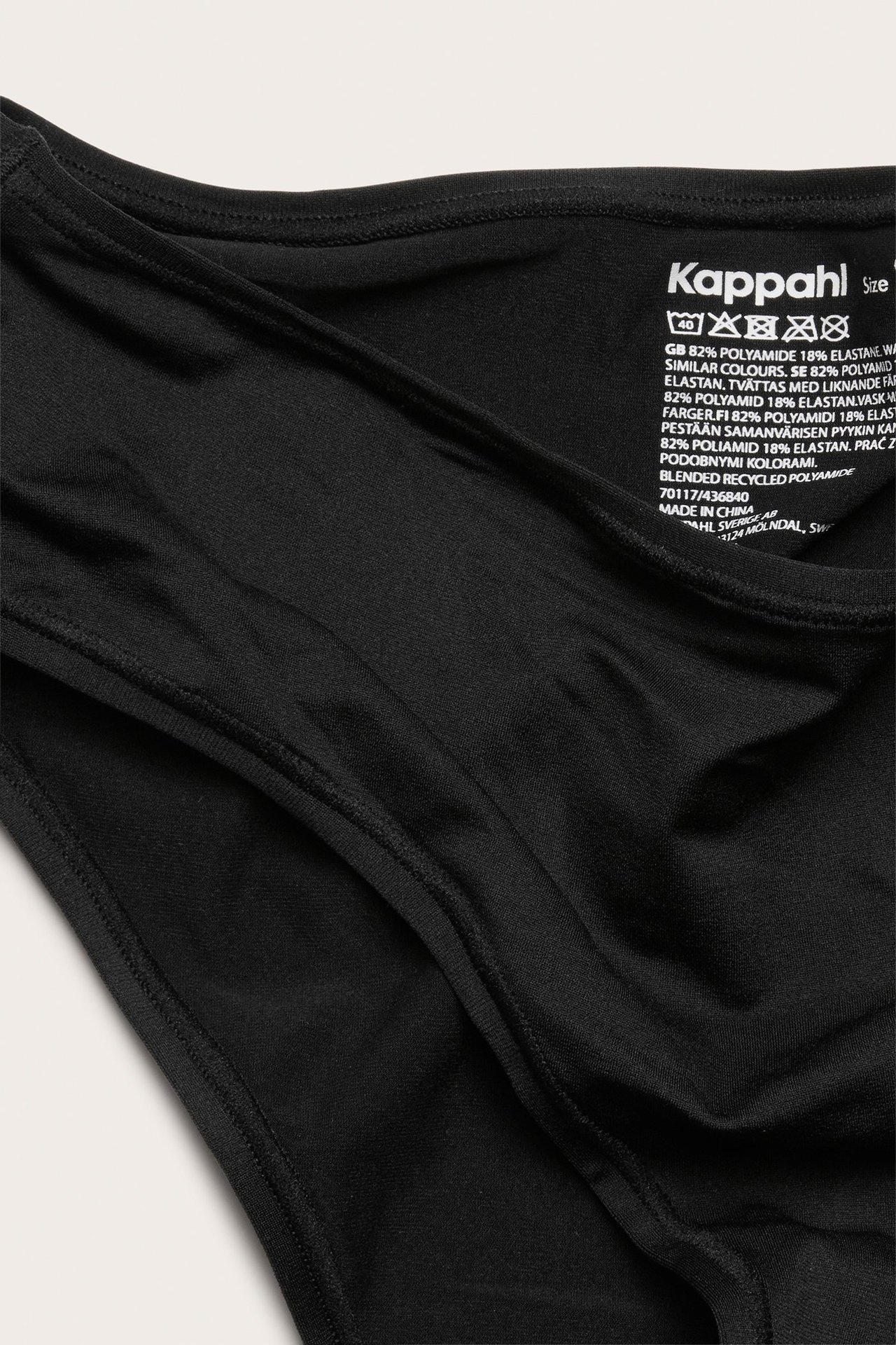 Zbliżenie na czarne, miękkie, rozciągliwe figi brazylijskie z widocznymi szwami.