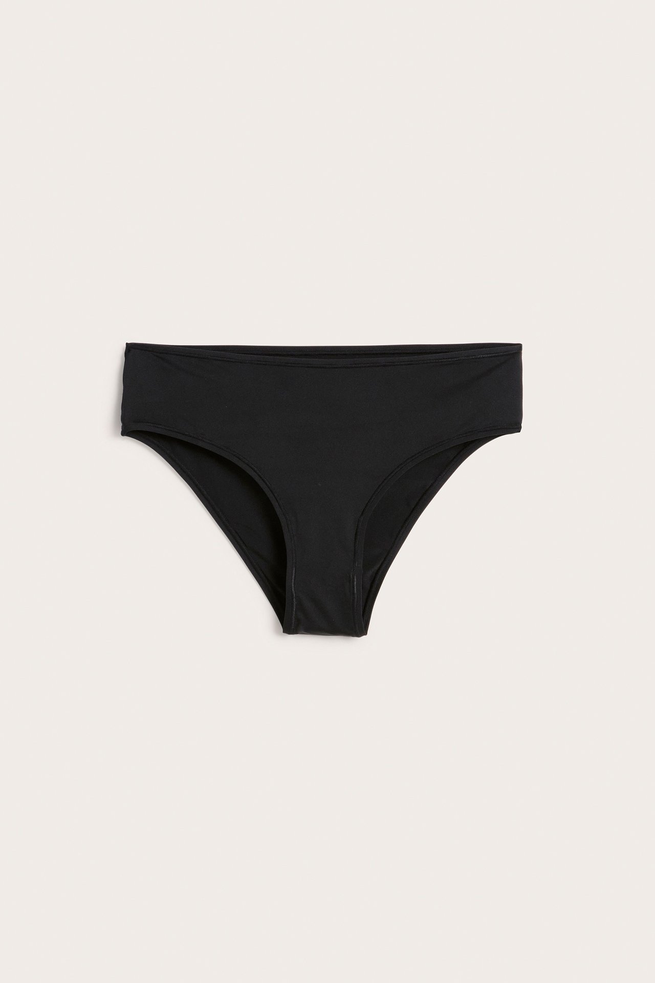 Frontvy av en enfärgad svart högskuren bikiniunderdel för dam.