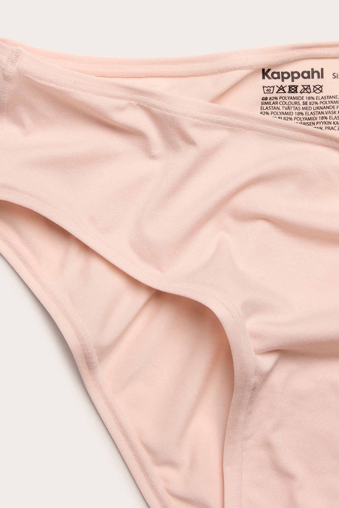 Zbliżenie na jasnoróżowe figi brazylijskie z miękkiego, elastycznego materiału.