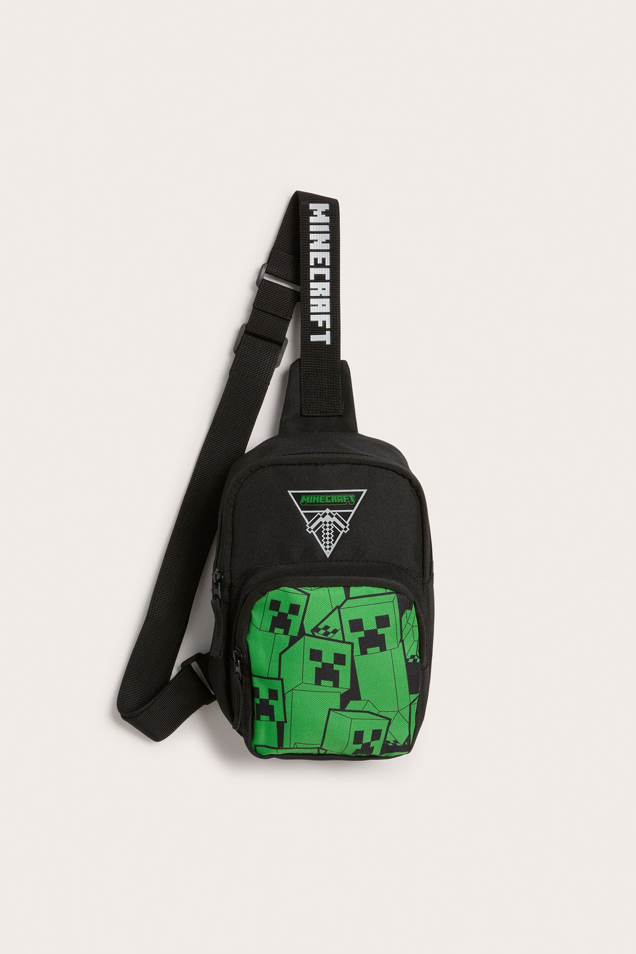 Widok z przodu czarnej torby crossbody z zielonym nadrukiem Minecraft Creeper i logo na pasku.