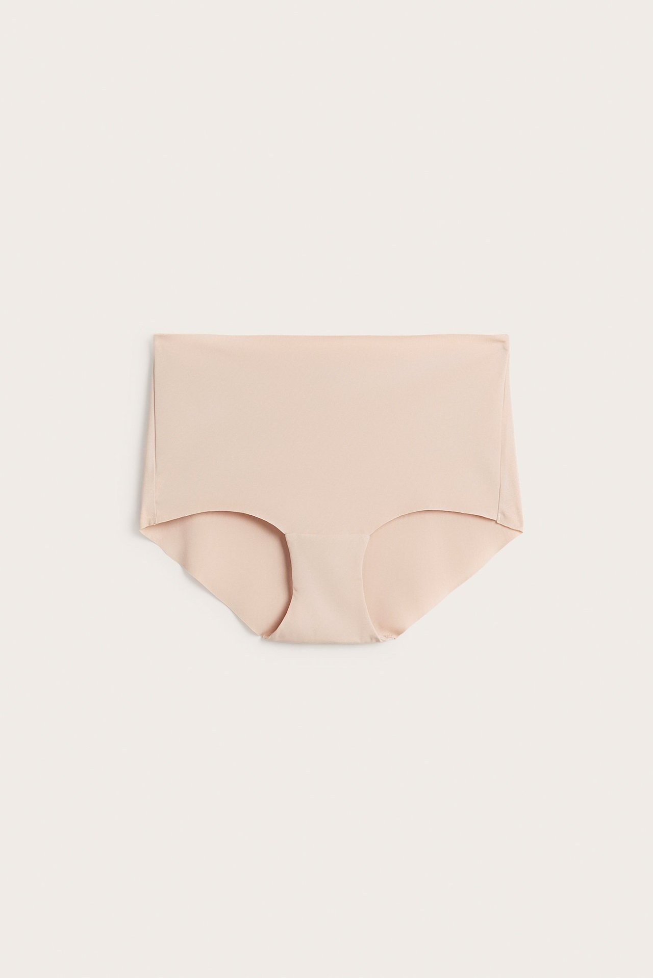 Frontvisning av lys beige sømløs hipster-truse for dame i glatt mikrokvalitet, ensfarget.