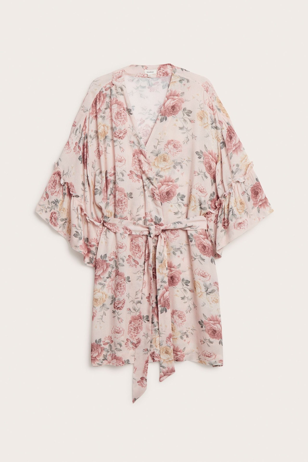 Edestä, vaaleanpunainen kukkakuvioinen viskoosikimono V-pääntiellä, solmimisvyöllä ja röyhelöhihoilla.