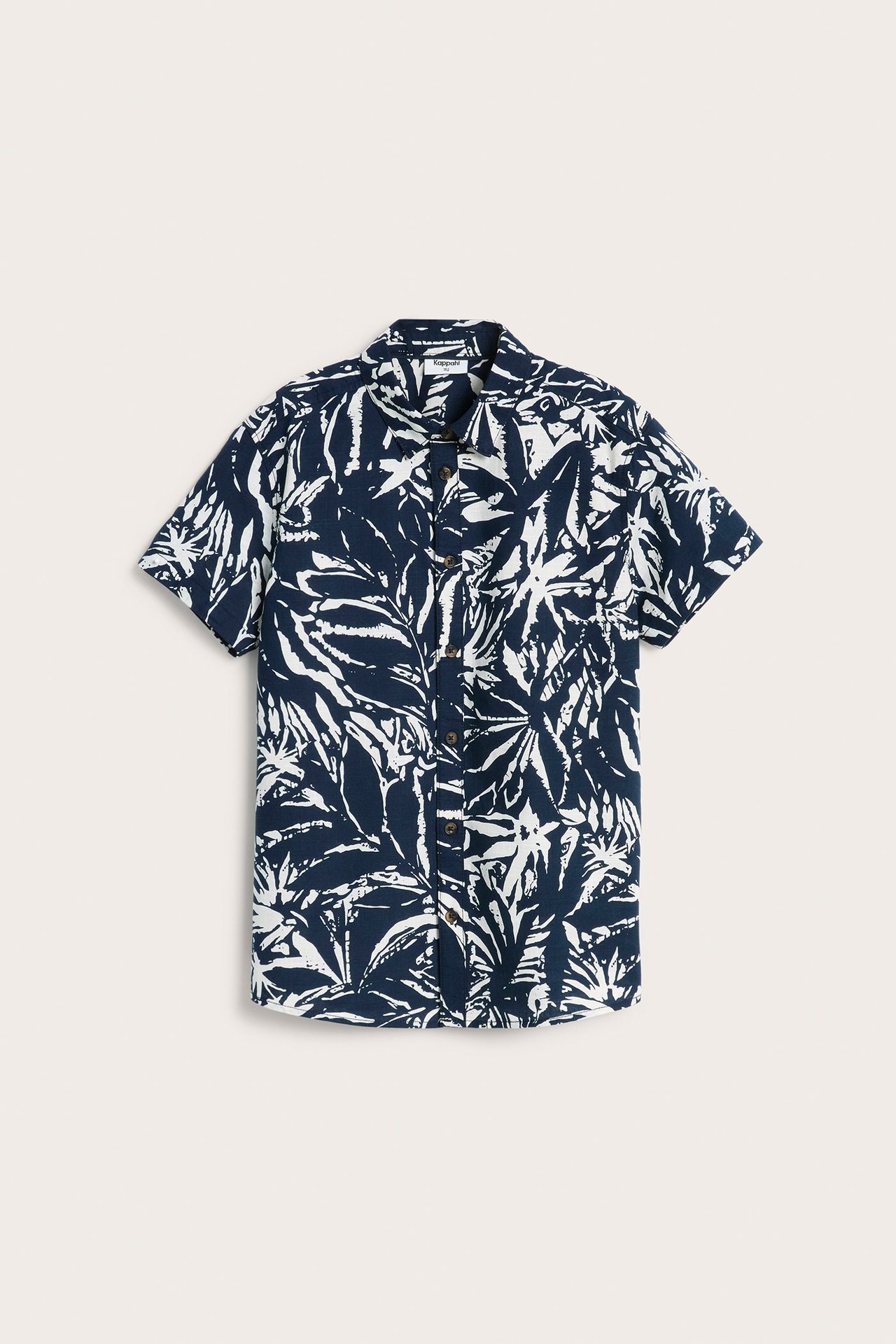 Widok z przodu granatowej bawełnianej koszuli z krótkim rękawem, z białym wzorem liści i brązowymi guzikami.