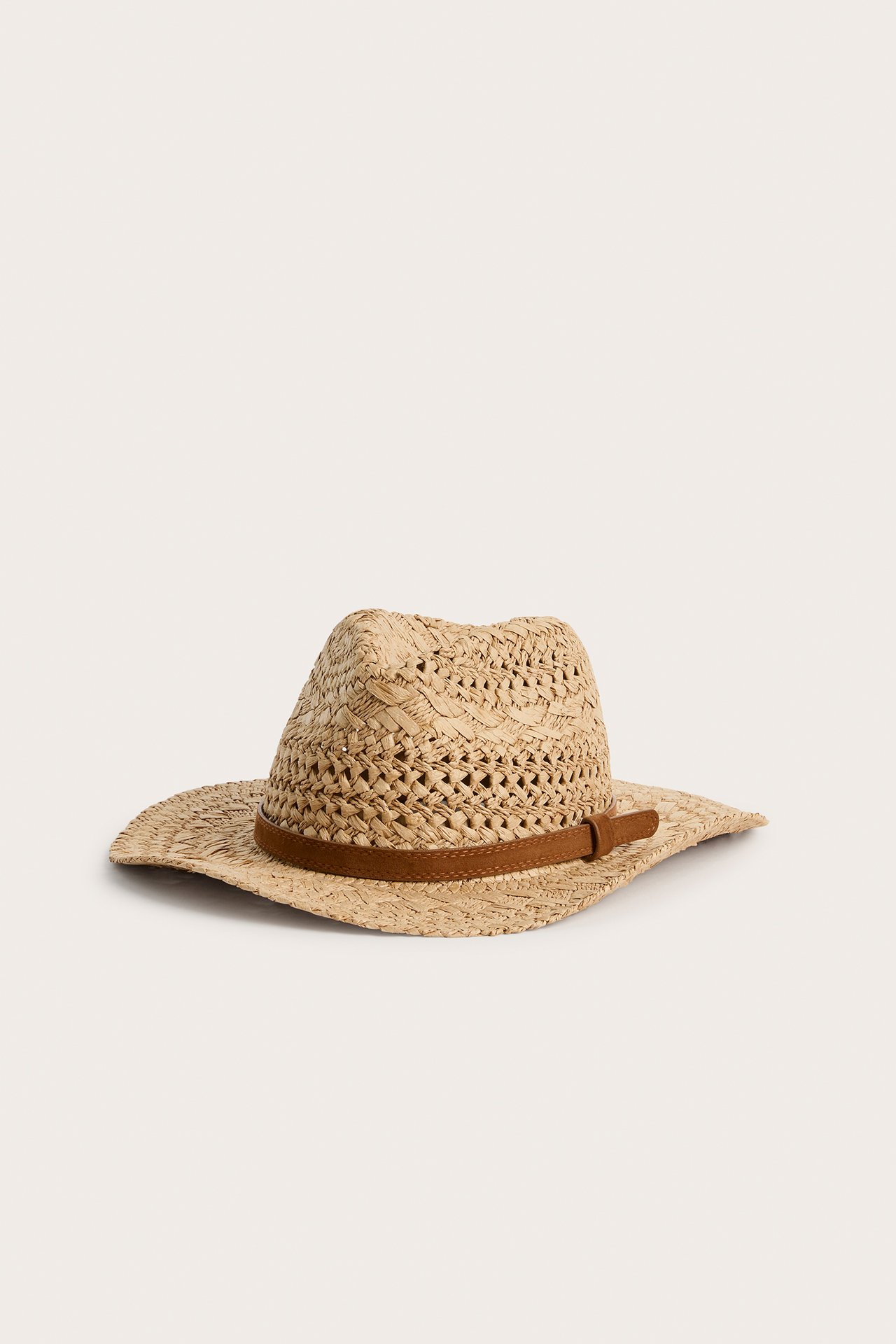 Edestäpäin, beige punottu paperiolkihattu, jossa on ruskea mokkajäljitelmänauha.