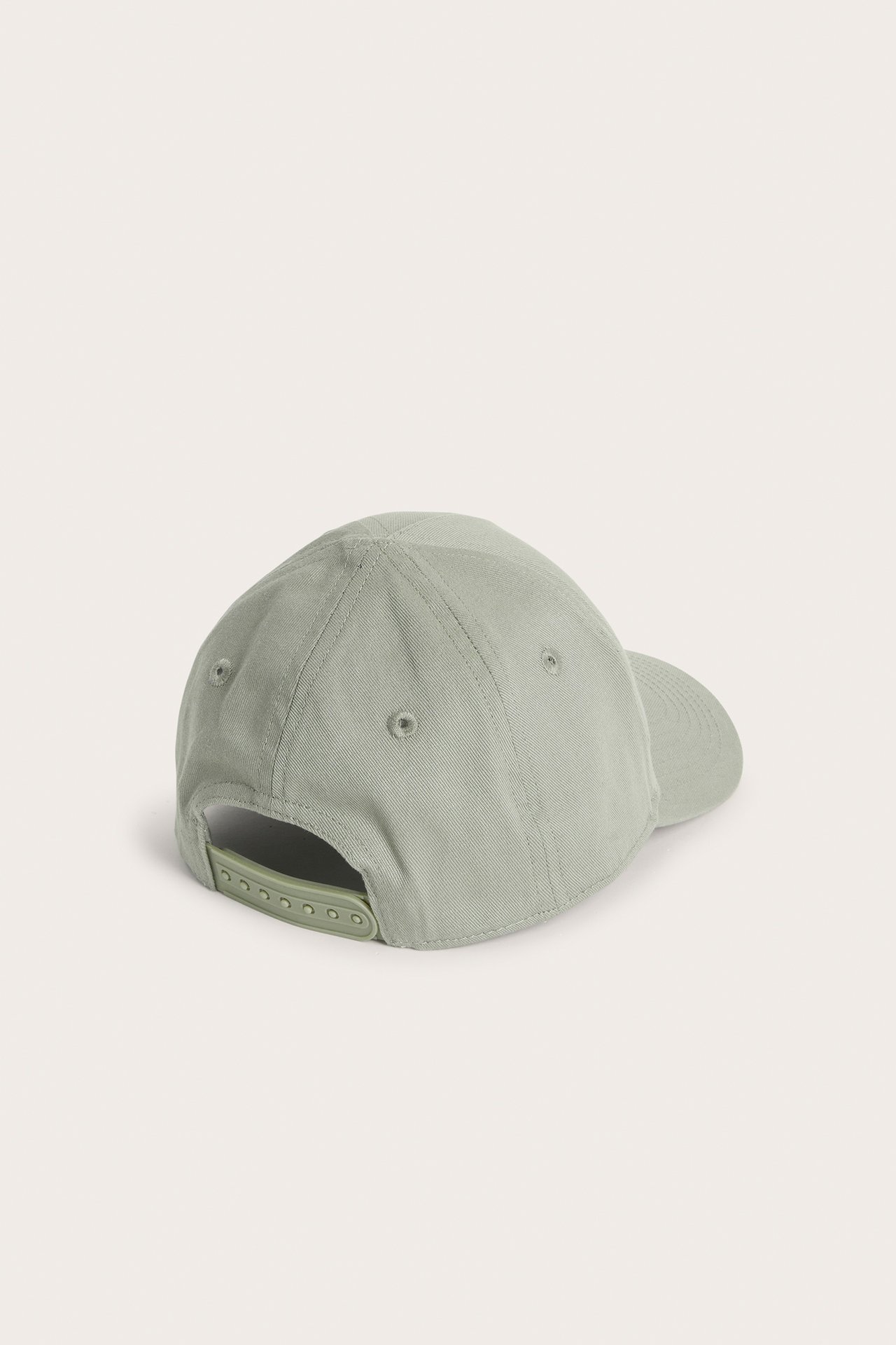 Widok z tyłu dziecięcej jasnozielonej bawełnianej czapki z zapięciem snapback.