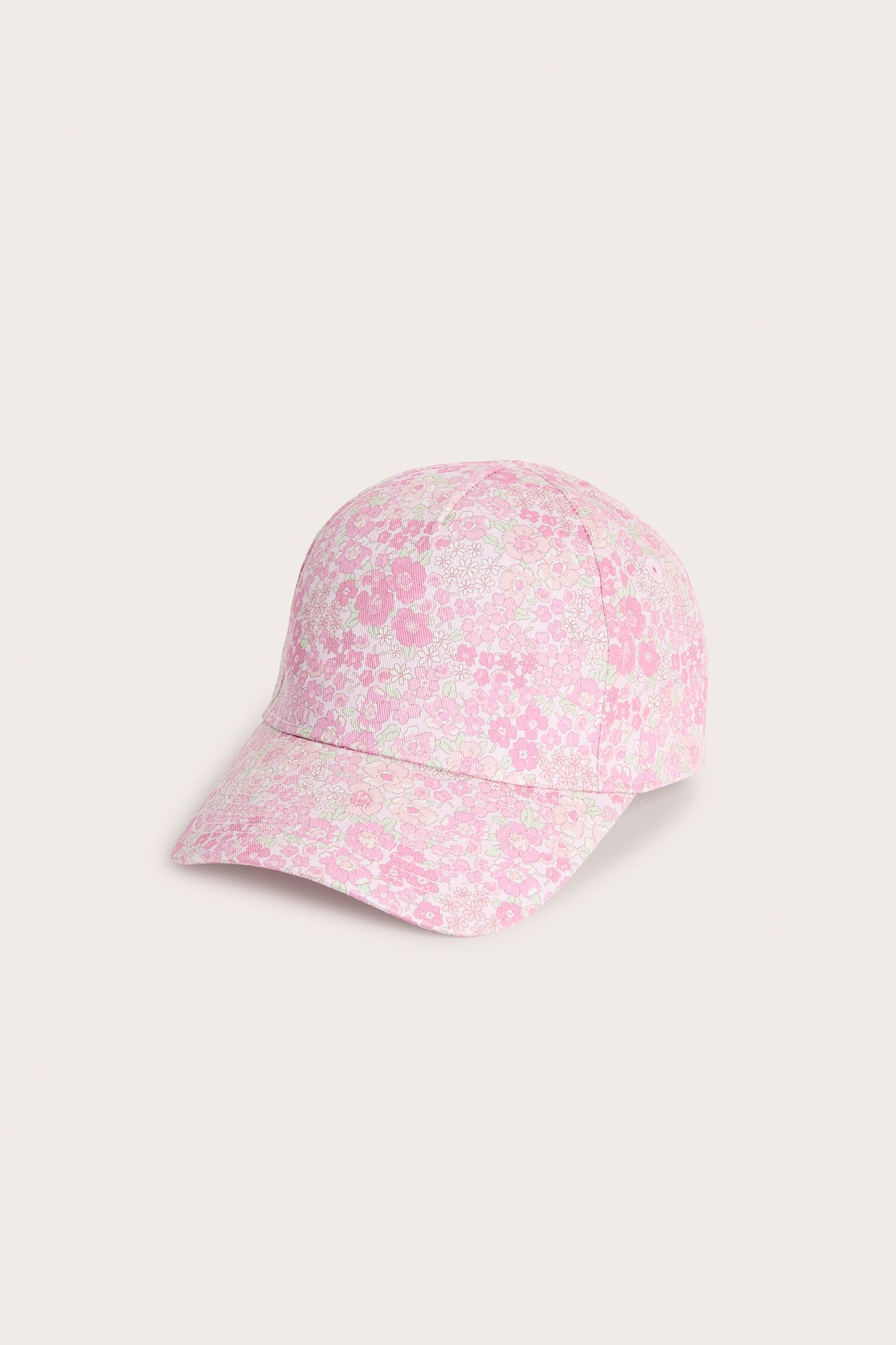Framifrån, ljusrosa keps med småblommigt mönster.