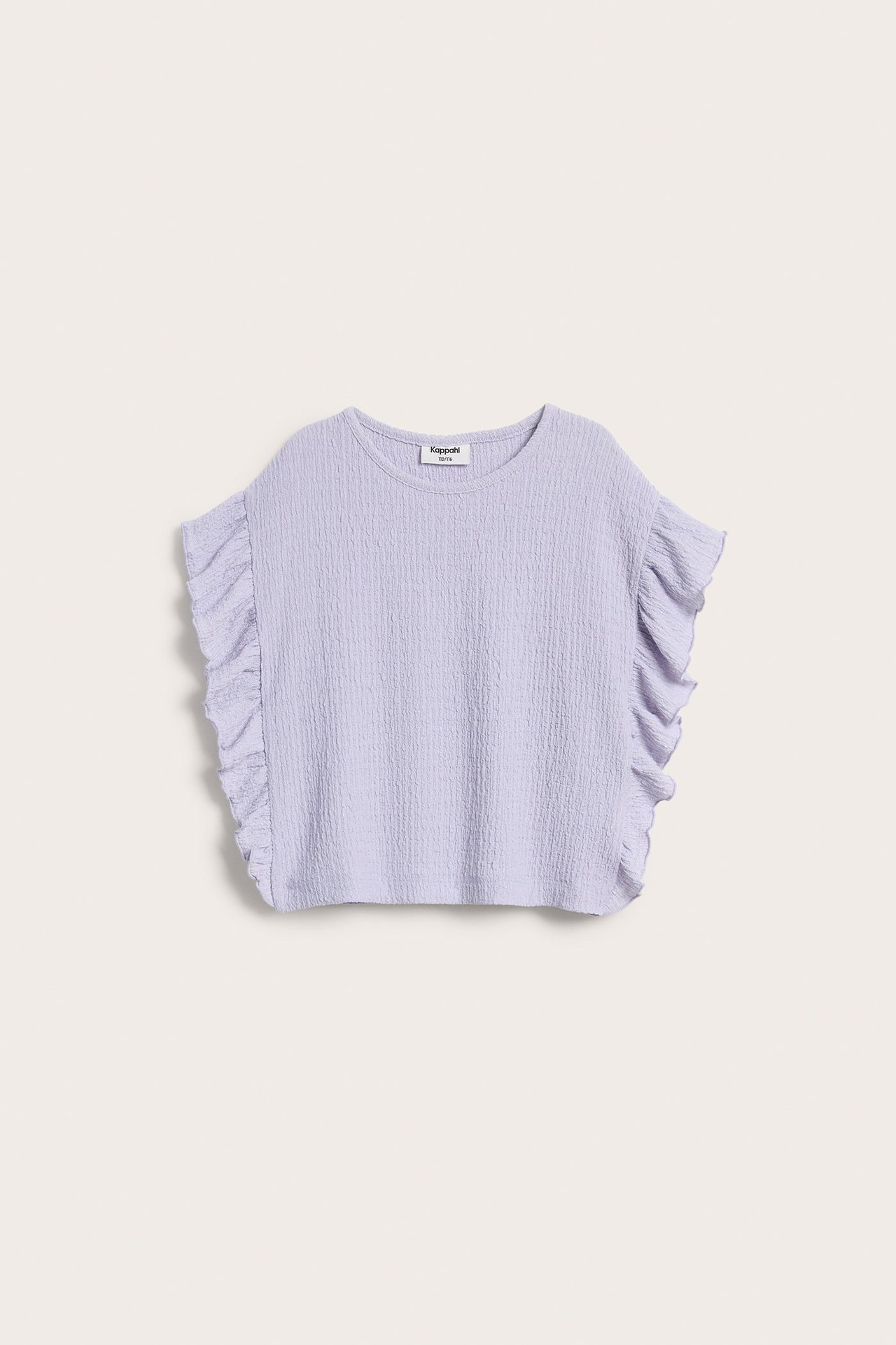 Widok z przodu liliowego teksturowanego topu z krótkim rękawem i falbankami na ramionach.