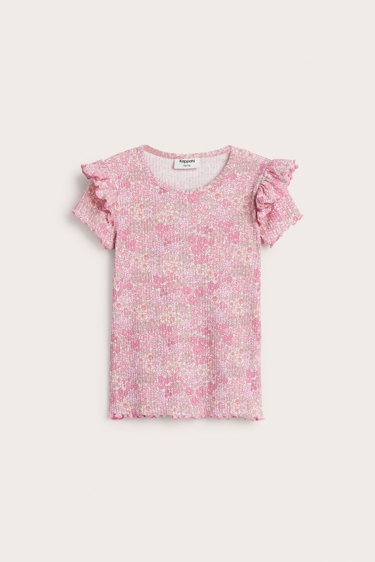 Forfra, en lys rosa blomstret ribbet topp for barn med korte volangermer og rund hals.