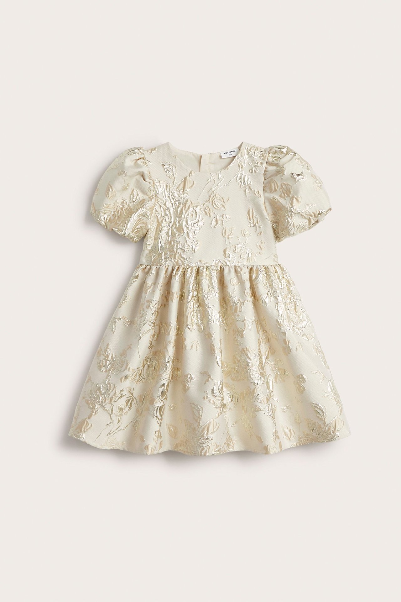 Widok z przodu: kremowa sukienka dziecięca ze złotym żakardem, bufiastymi rękawami i marszczoną talią.