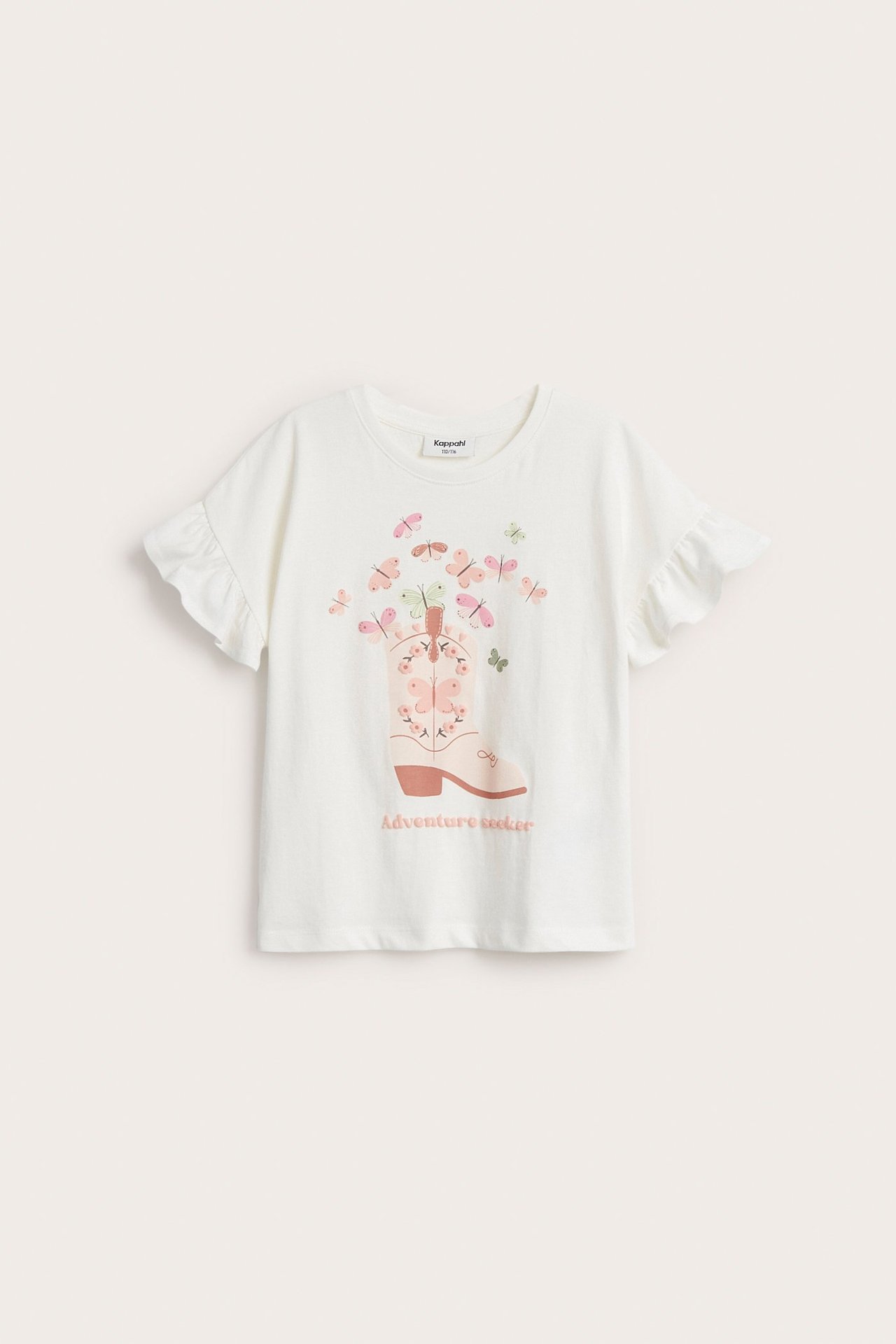 Widok z przodu: ecru bawełniany top dziecięcy z falbankami i nadrukiem kowbojskiego buta i motyli.