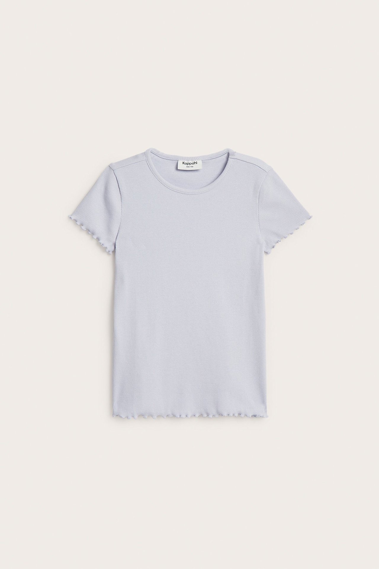 Widok z przodu liliowego, krótkiego topu w prążki z falbankami na rękawach i dole.