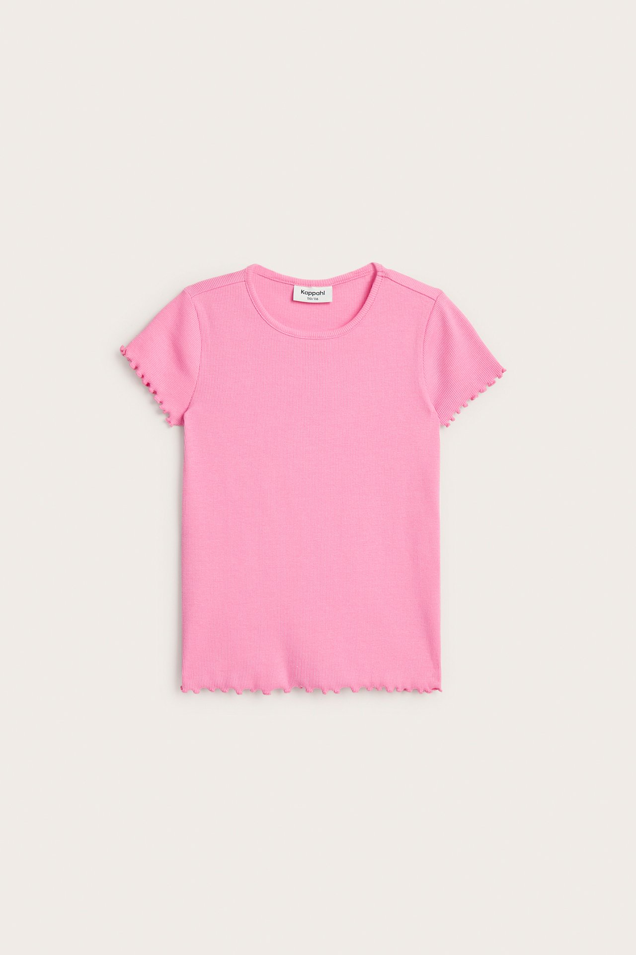 Framifrån, rosa ribbad kortärmad topp för barn med babylock-kanter.