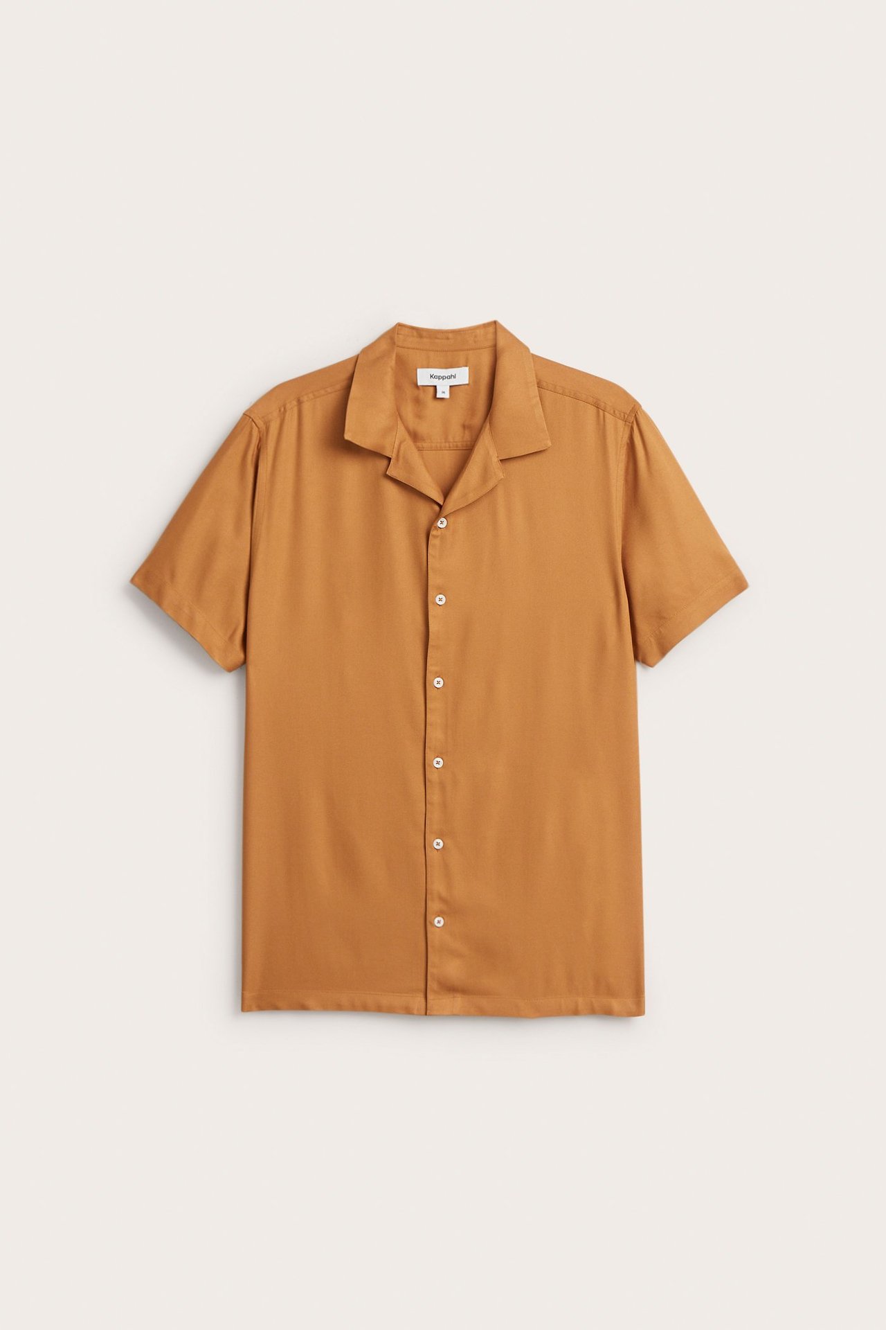 Edestäpäin, miesten ruskea lyhythihainen viskoosipaita, jossa on camp-kaulus ja valkoiset napit.