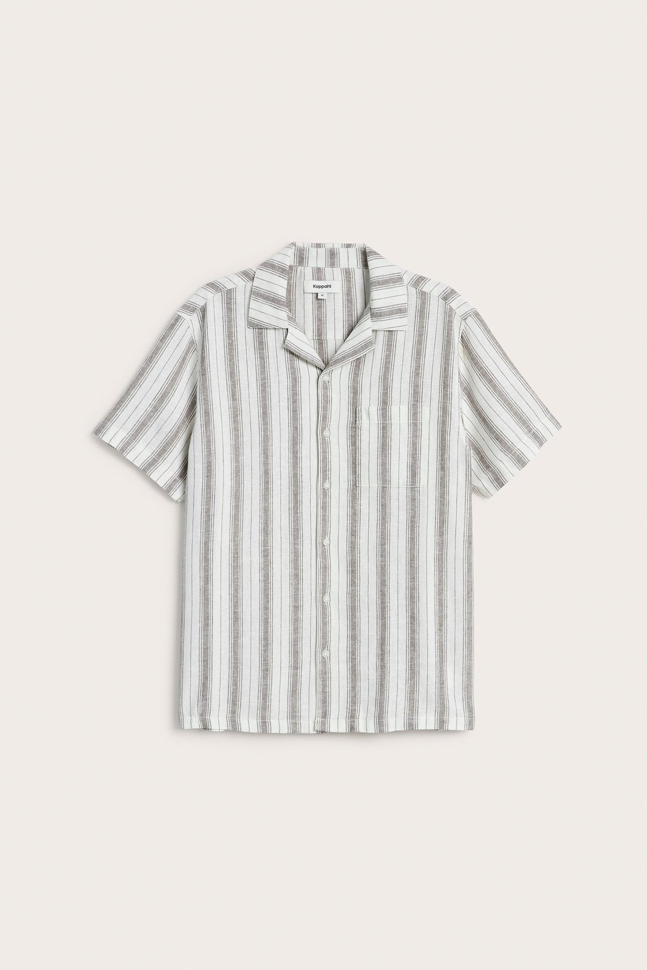 Edestä: Miesten valkoinen pellavasekoitepaita lyhyillä hihoilla, ruskeilla raidoilla, avokauluksella ja rintataskulla.