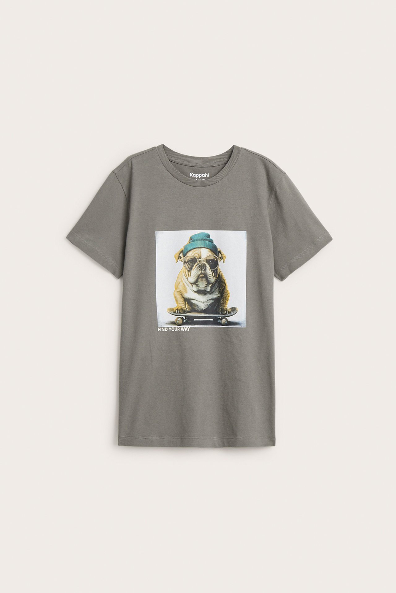 Edestä näkymä lasten harmaasta puuvilla-T-paidasta, jossa on bulldog-printti skeittilaudalla.