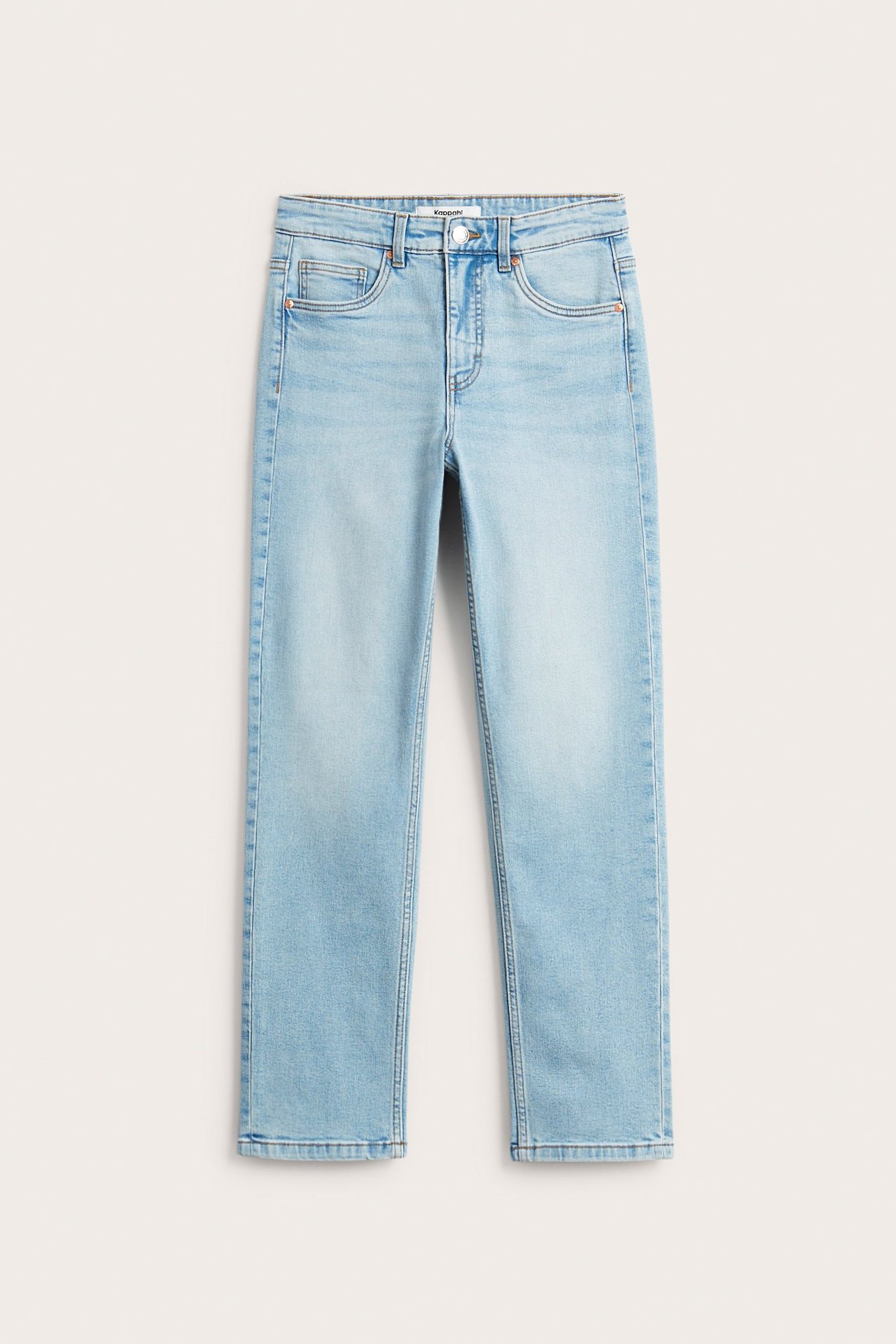 Frontvy av ljusblå raka jeans med hög midja, ljus tvätt och lätta slitningar.