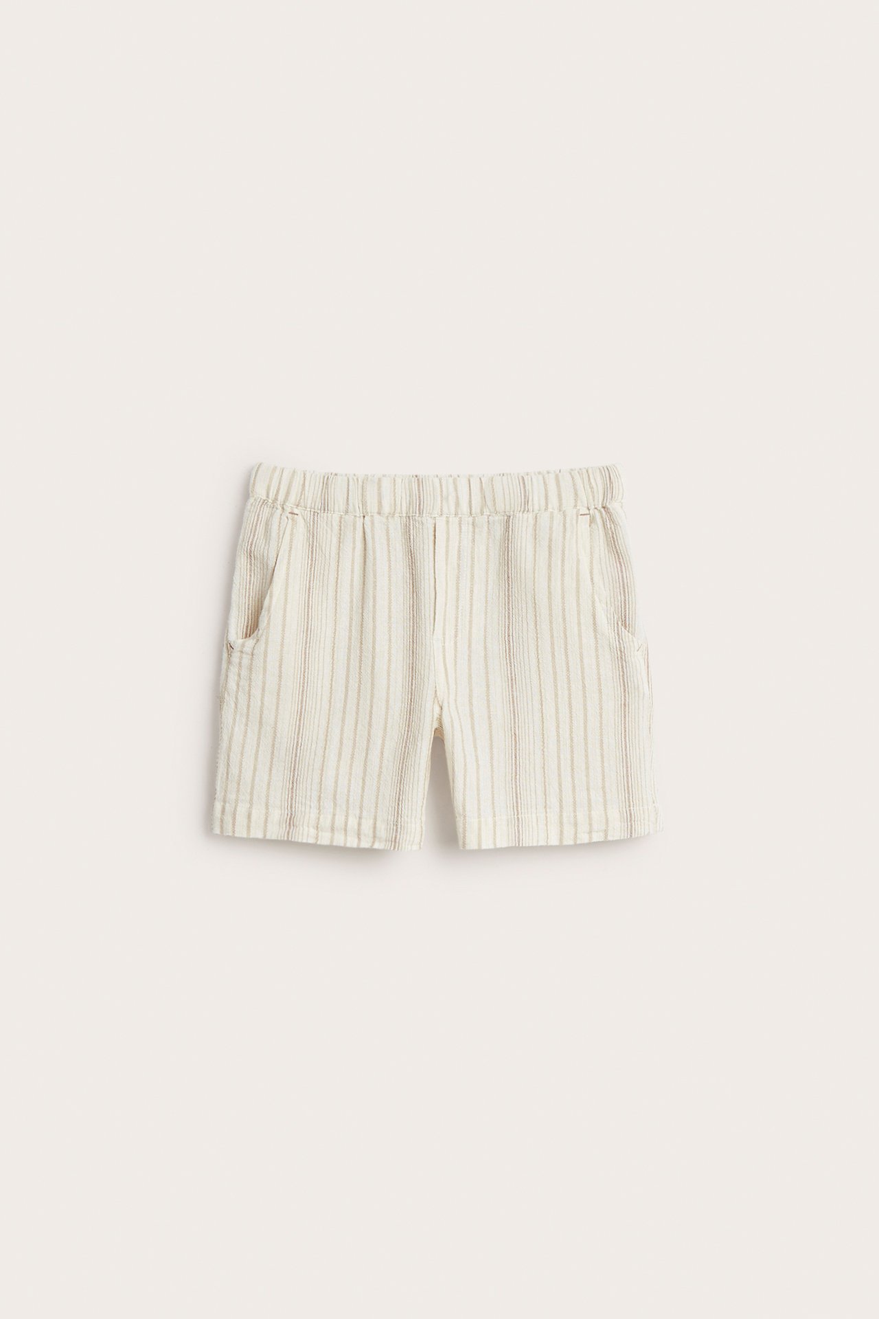 Forfra: Offwhite stripete bomullsshorts med elastisk midje og sidelommer.
