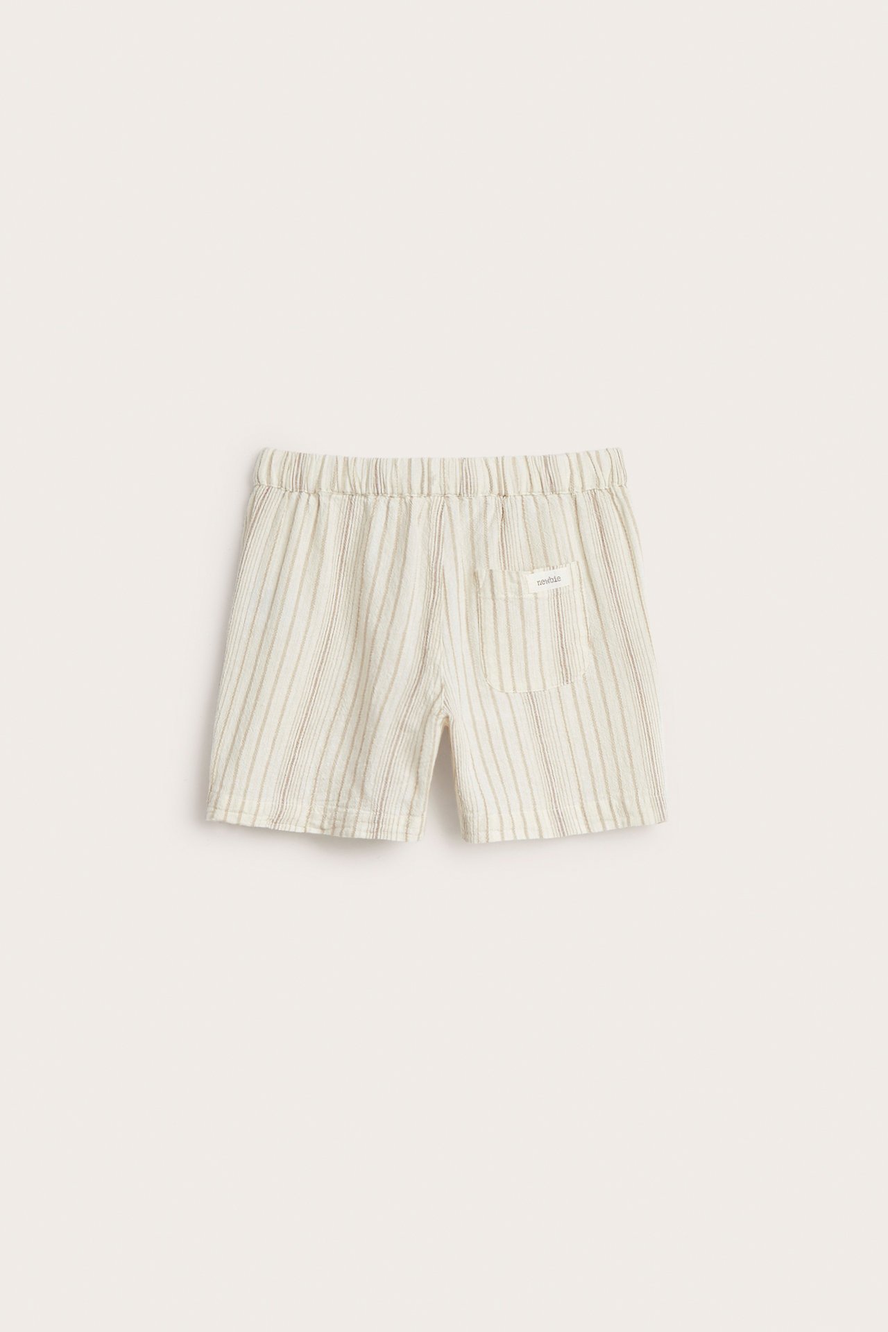 Frontvisning av offwhite stripete vevde bomullsshorts med elastisk midje og en baklomme.