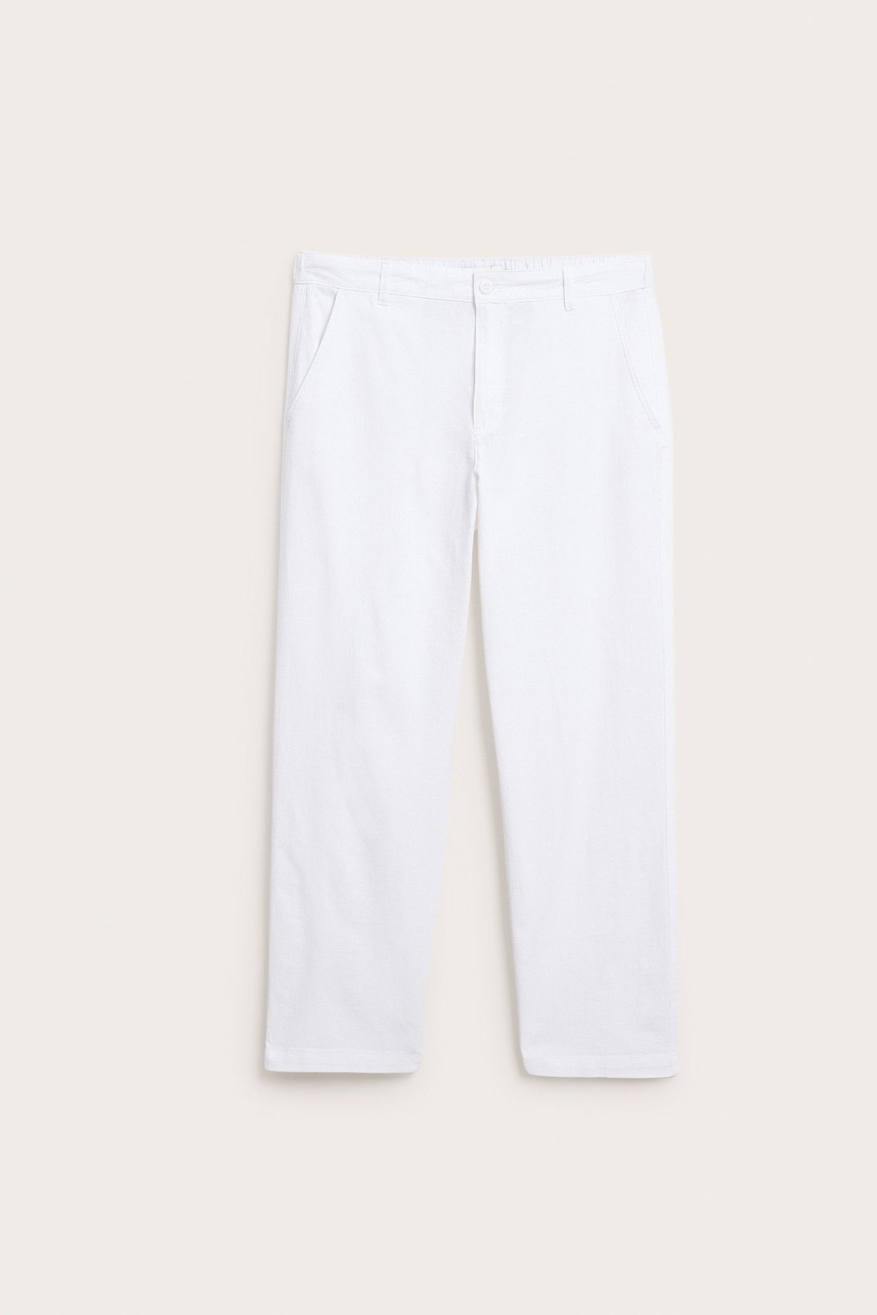 Frontutsikt av hvite bomullsbukser for herre, avslappet passform, med knappelukking og frontlommer.