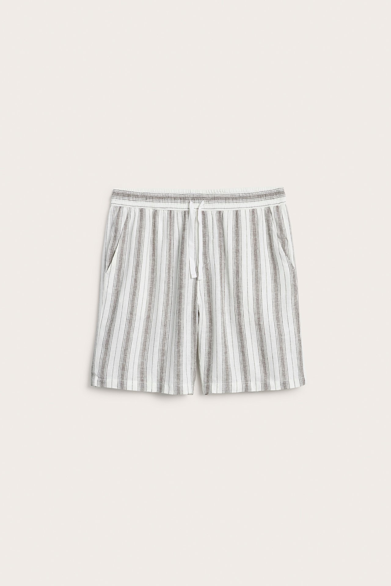Framsida av herrshorts i vit- och brunrandig linneblandning med resår och vit dragsko.