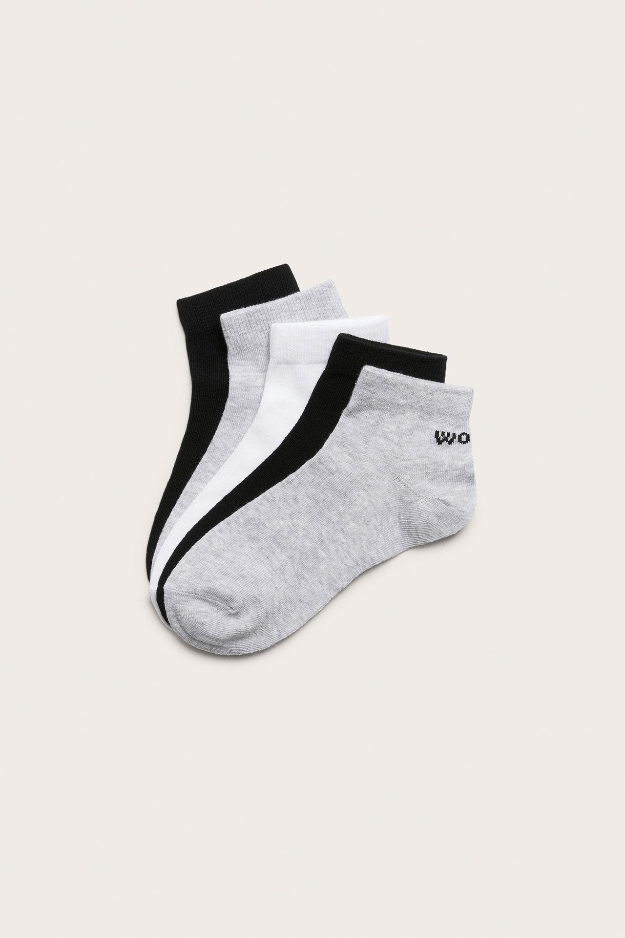 Widok z góry: pięć niskich skarpet w szarym, czarnym, białym, z prążkowanymi ściągaczami i 'Woxo'.