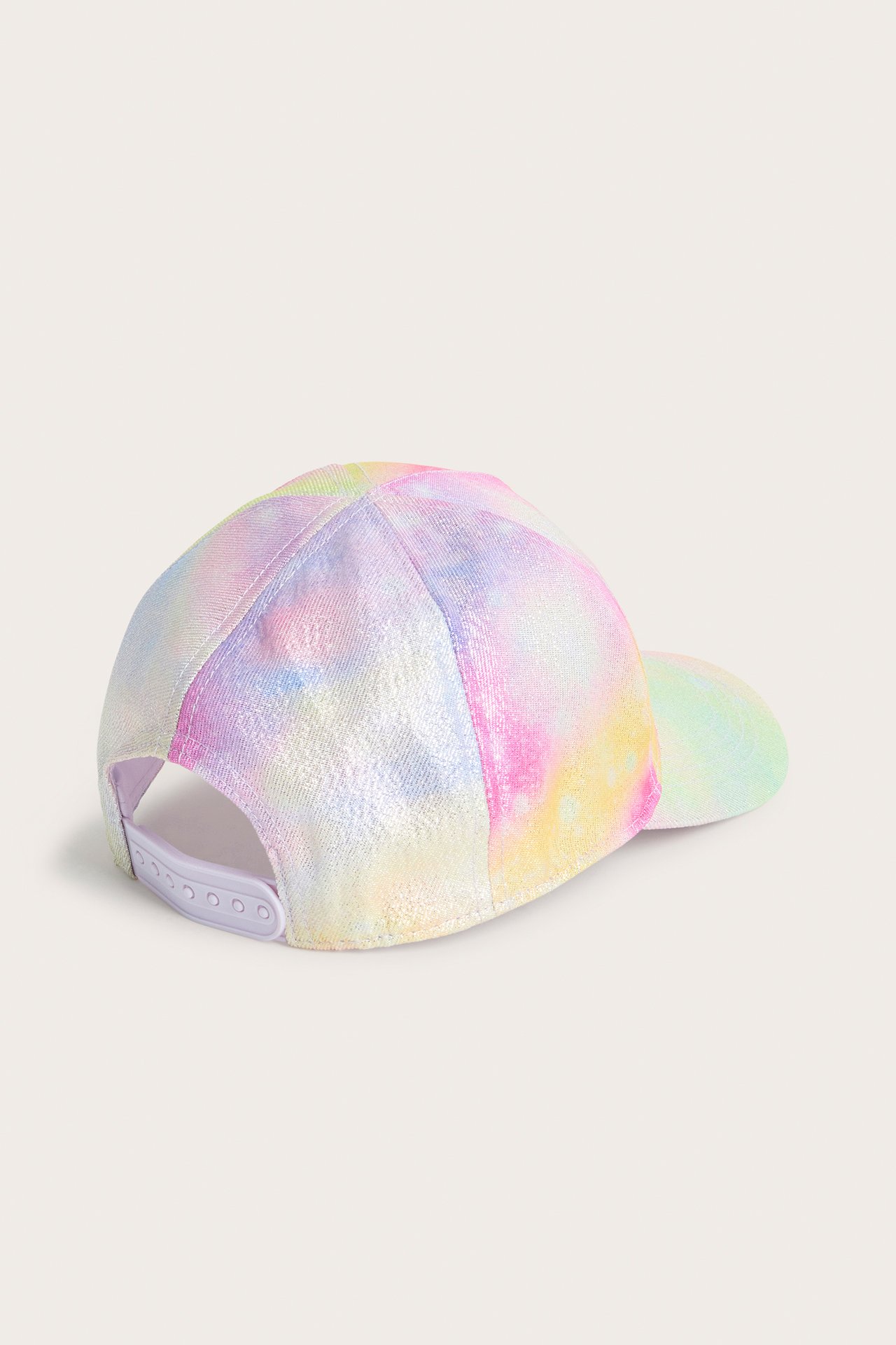 Baksida av en barnkeps med regnbågsfärgat glittermönster och lila snapback-knäppning.