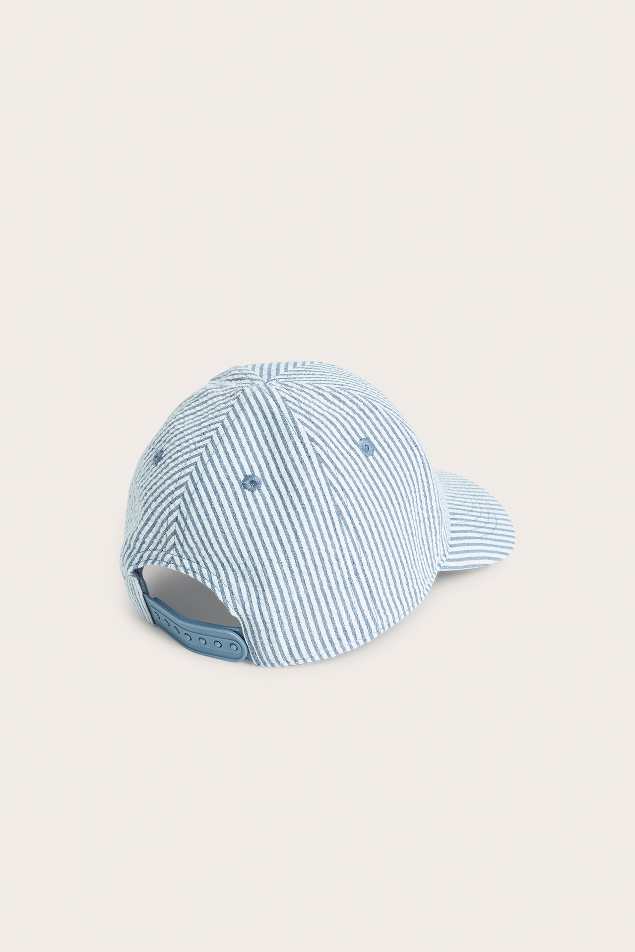 Widok z tyłu: dziecięca czapka z daszkiem w niebiesko-białe paski, z niebieskim zapięciem snapback.