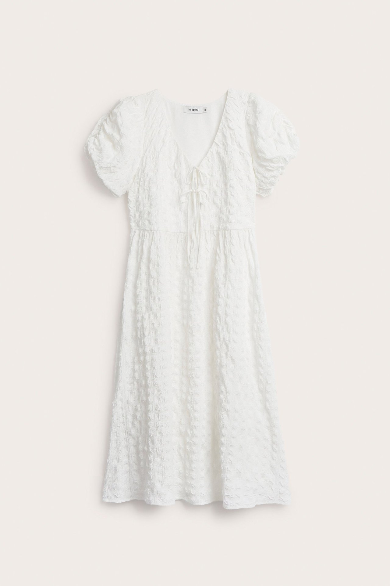 Forfra: Offwhite strukturert midikjole med V-hals, knytedetalj foran og korte puffermer.