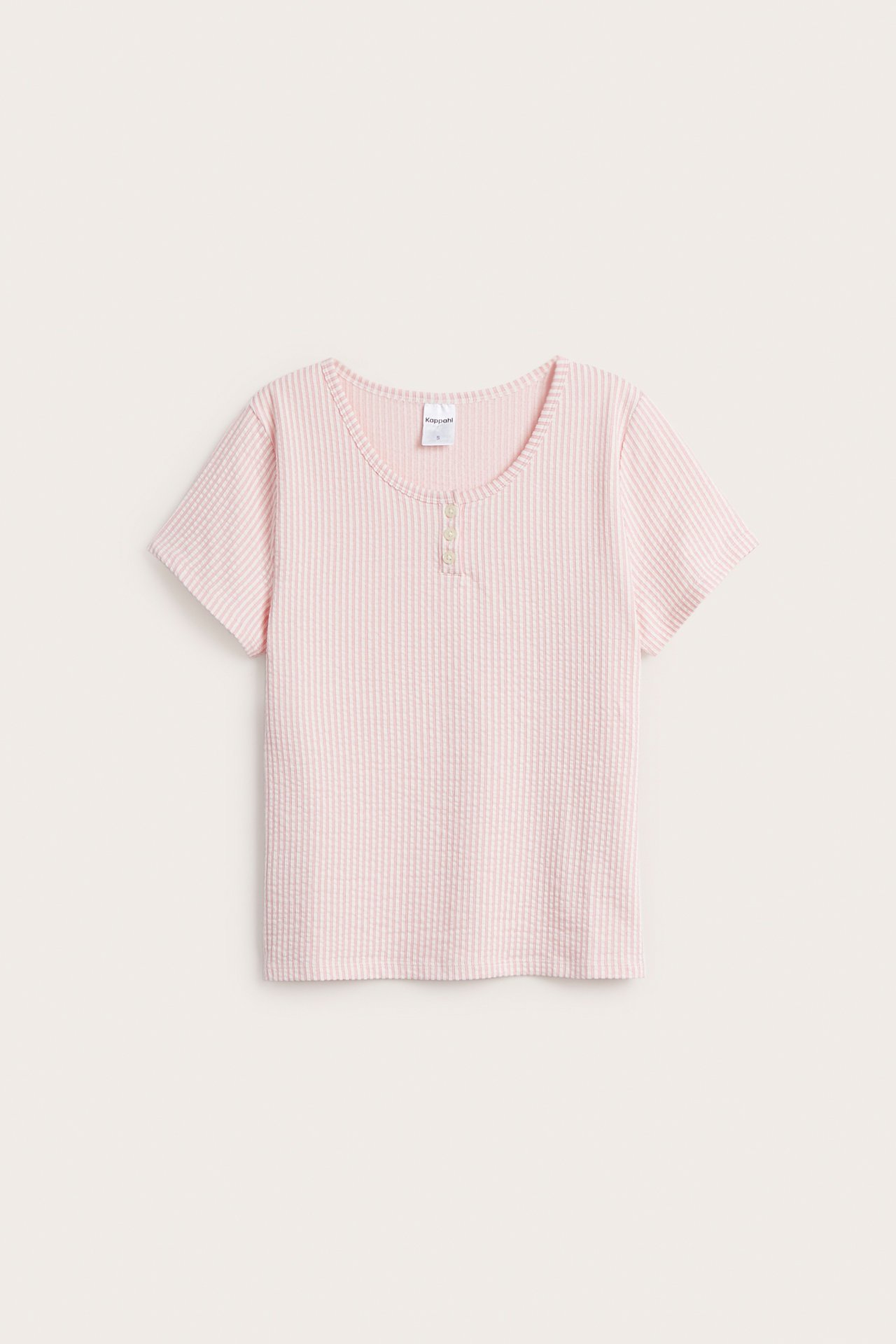 Frontvisning: Rosa kortermet pyjamastopp med bäckebölja-struktur og liten knappestolpe med tre knapper.