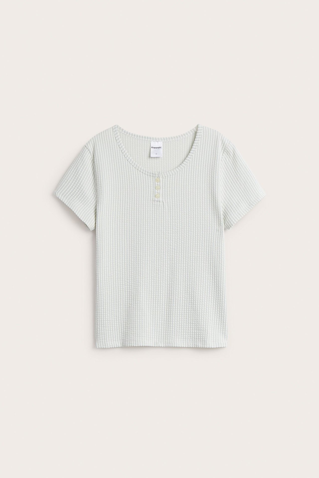 Widok z przodu: jasnozielona piżamowa bluzka w paski z krótkimi rękawami i małą listwą guzikową.