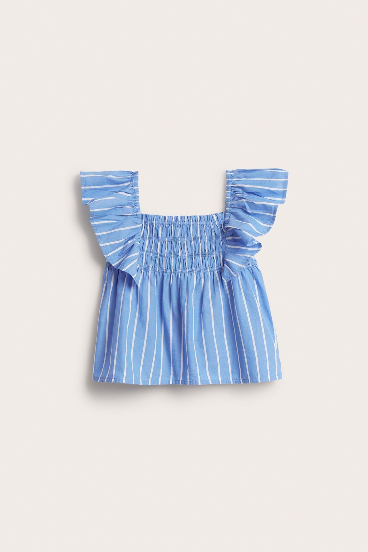 Widok z przodu: dziecięcy niebiesko-biały bawełniany top w paski, ze ściągaczem i falbankowymi rękawami.