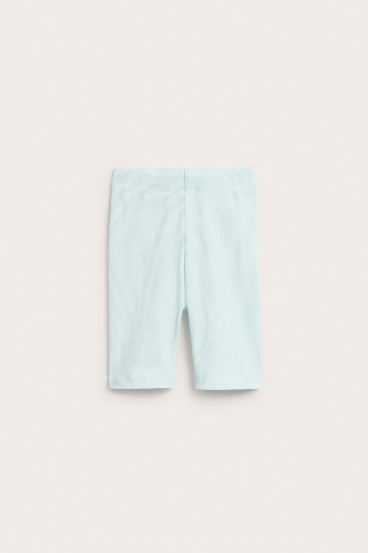 Widok z przodu: Jasnozielone prążkowane szorty rowerowe dla dzieci z mieszanki bawełny.