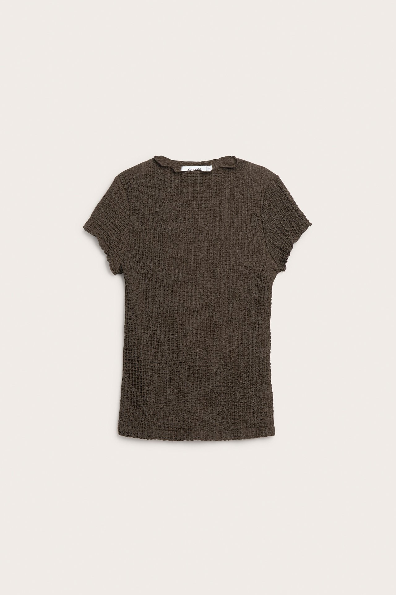 Frontvy av en mörkbrun strukturerad figurnära T-shirt med korta ärmar och volanghalsringning.