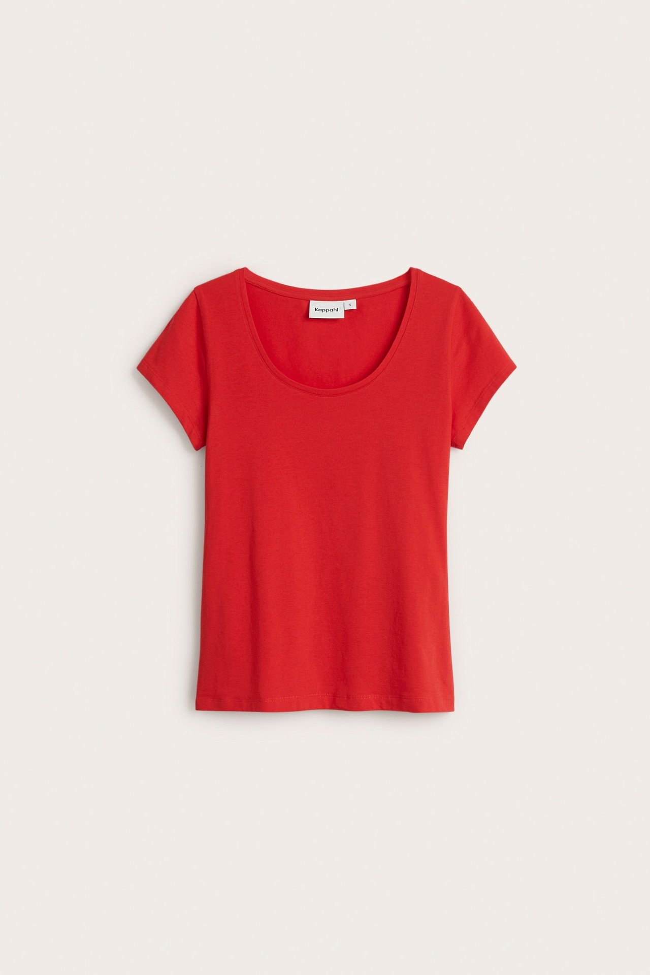 Forfra: en rød kortermet t-skjorte for dame med scoop-hals, i bomull.
