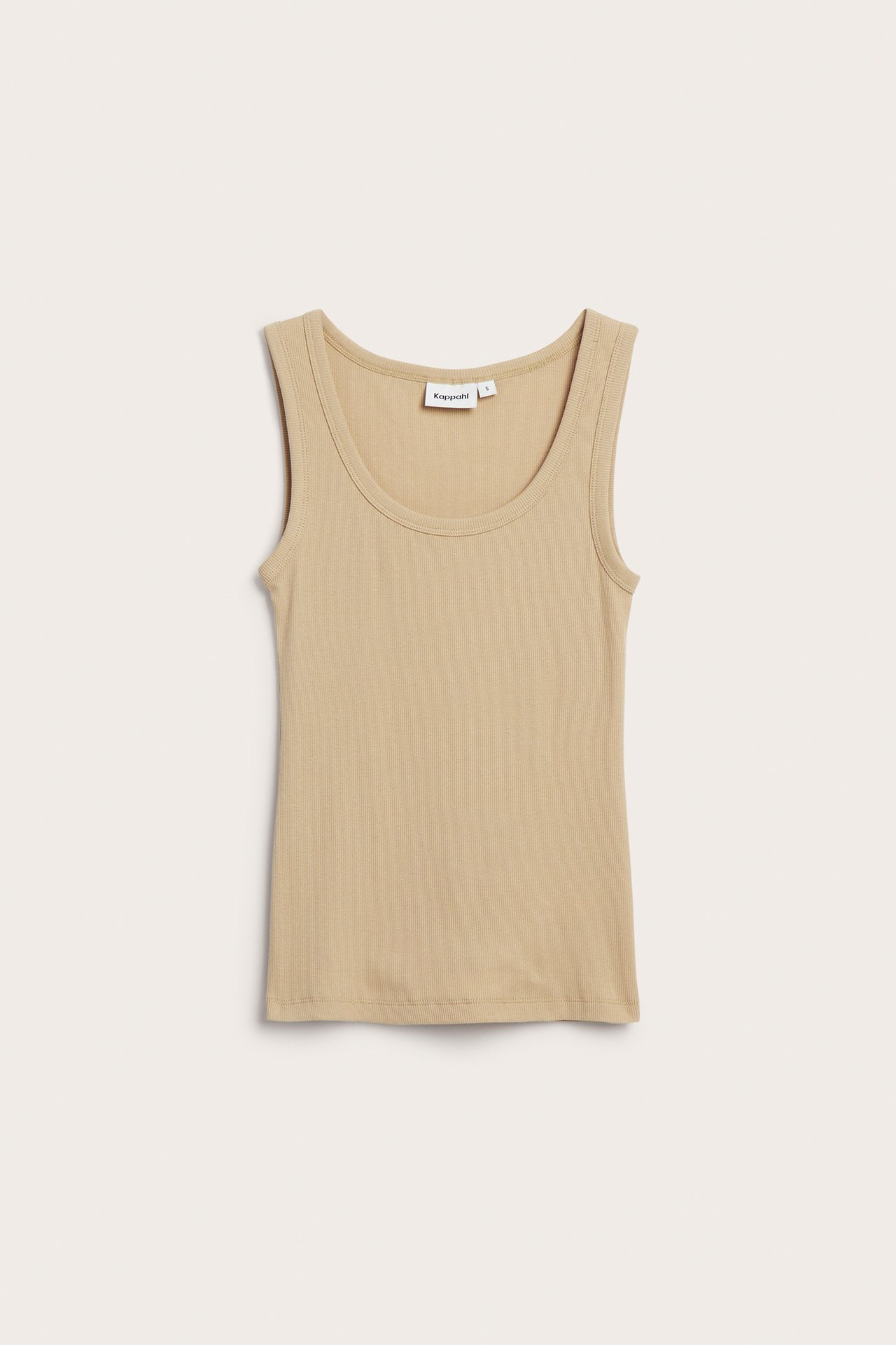 Framifrån, beige ribbat linne i bomullsblandning med rund halsringning.