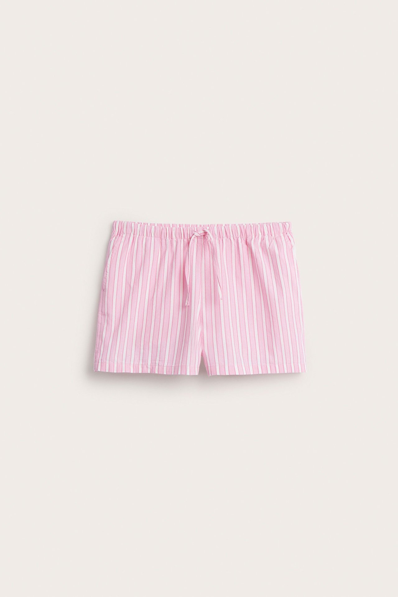 Framifrån: Randiga bomullsshorts för barn i rosa och vitt med resår och knytband i midjan.