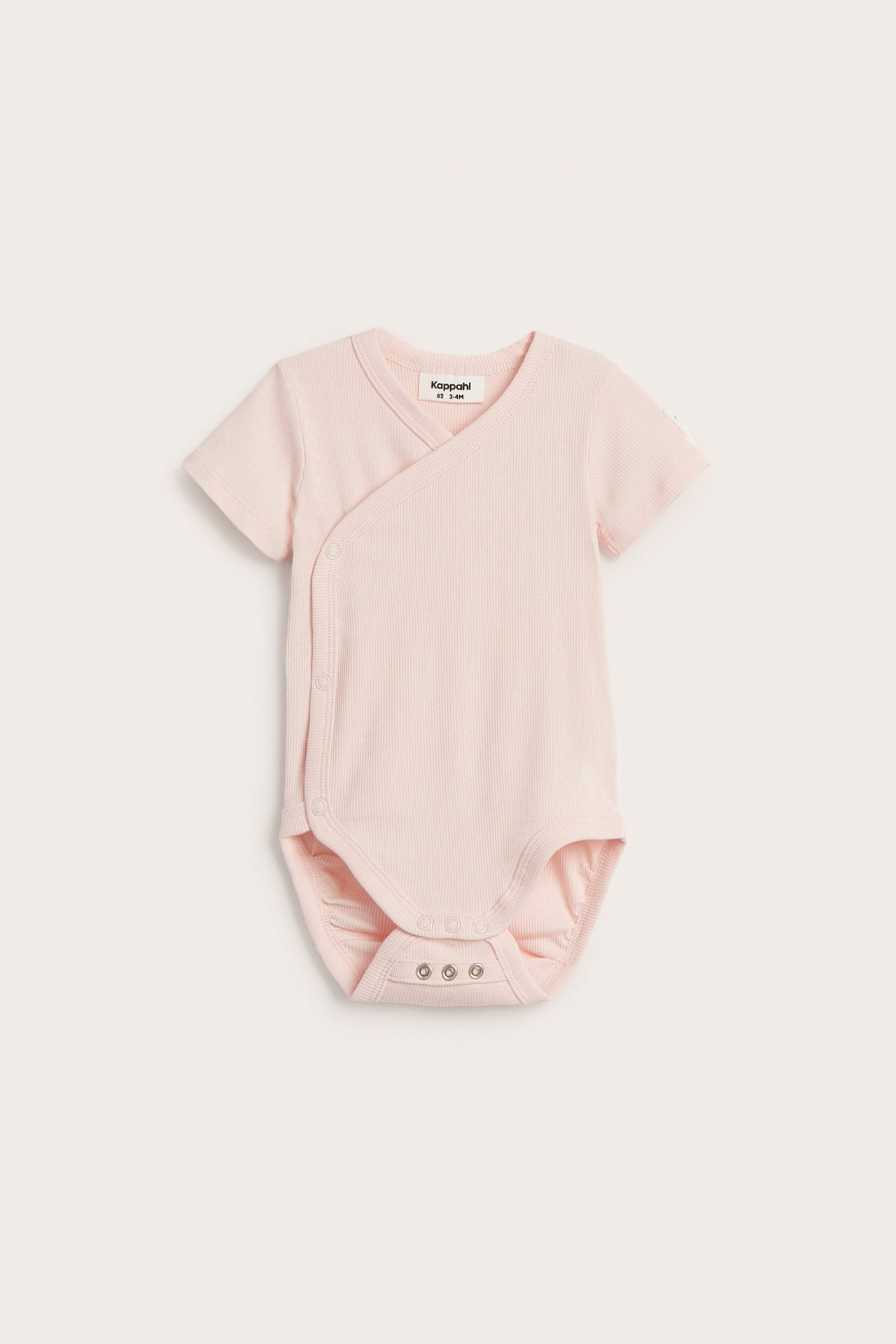 Edestä: Vaaleanpunainen lyhythihainen ribattu vauvan body kietaisumallilla ja neppareilla.