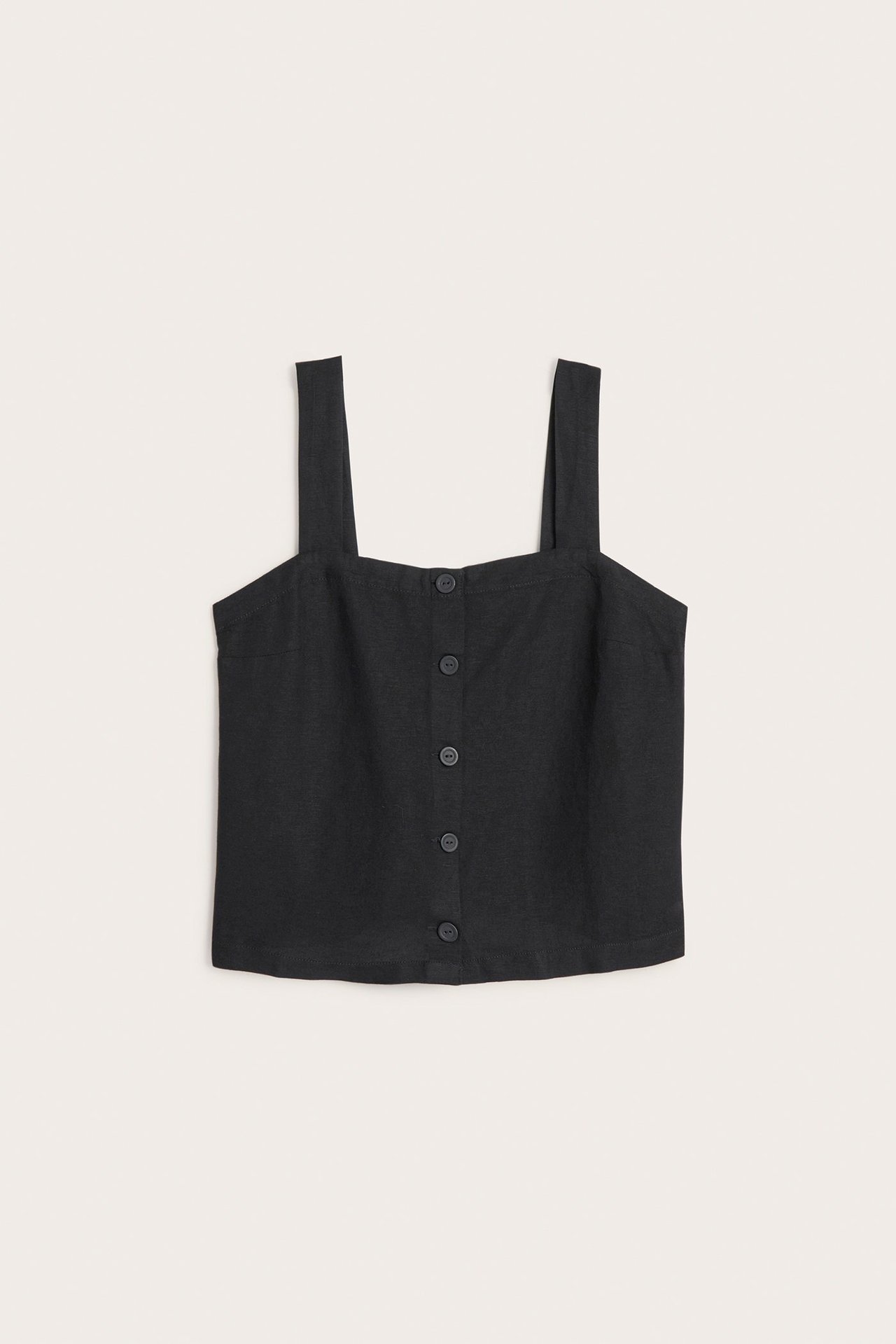Forfra, svart linblandingstopp med brede stropper og knapper foran.