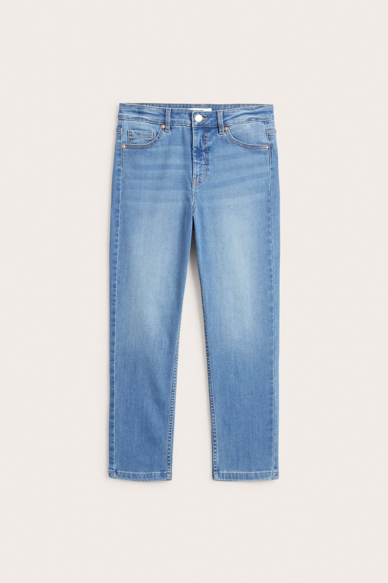 Frontvy av ljusblå, höga, croppade denimjeans med knapp och dragkedja, samt fem fickor.