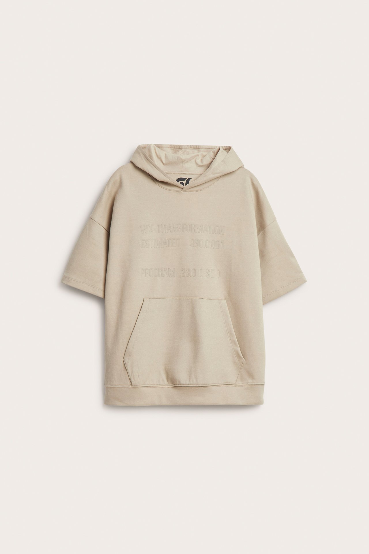 Frontvisning: Beige kortermet hettegenser med diskret fronttrykk og kengurulomme.