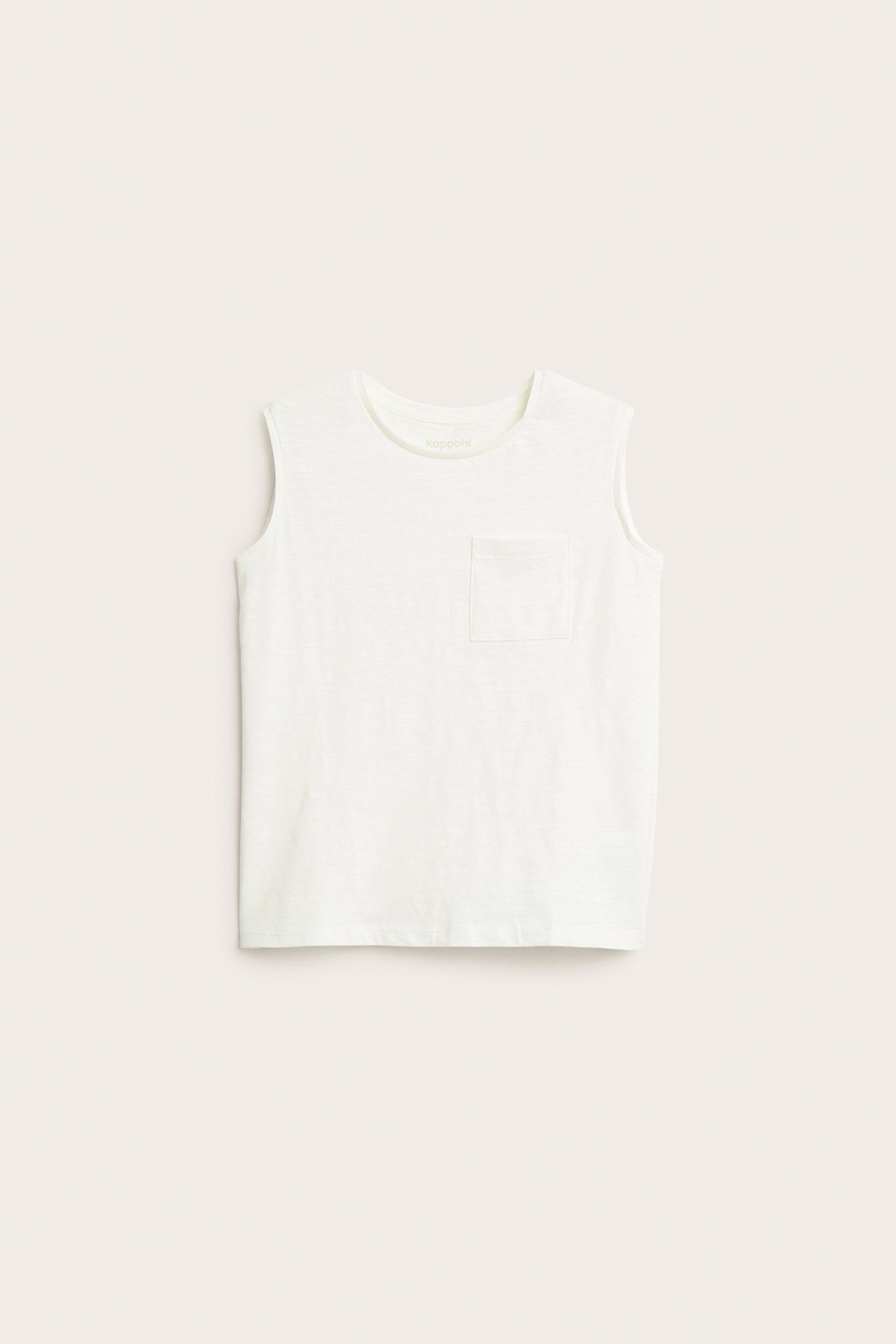 Widok z przodu: dziecięca bawełniana koszulka bez rękawów ecru, z okrągłym dekoltem i kieszonką.