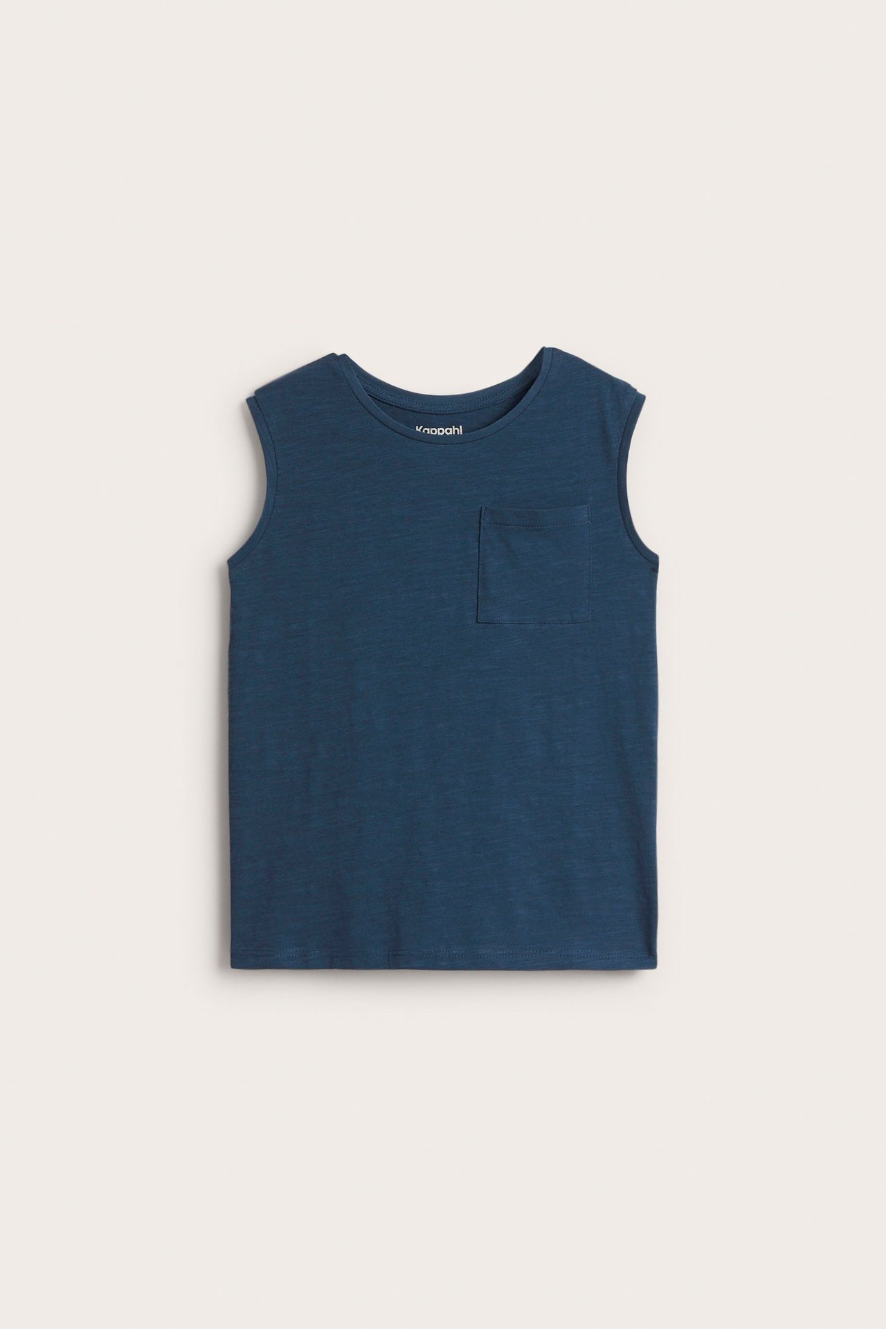 Widok z przodu: ciemnoniebieski bawełniany podkoszulek dziecięcy z okrągłym dekoltem i kieszonką na piersi.