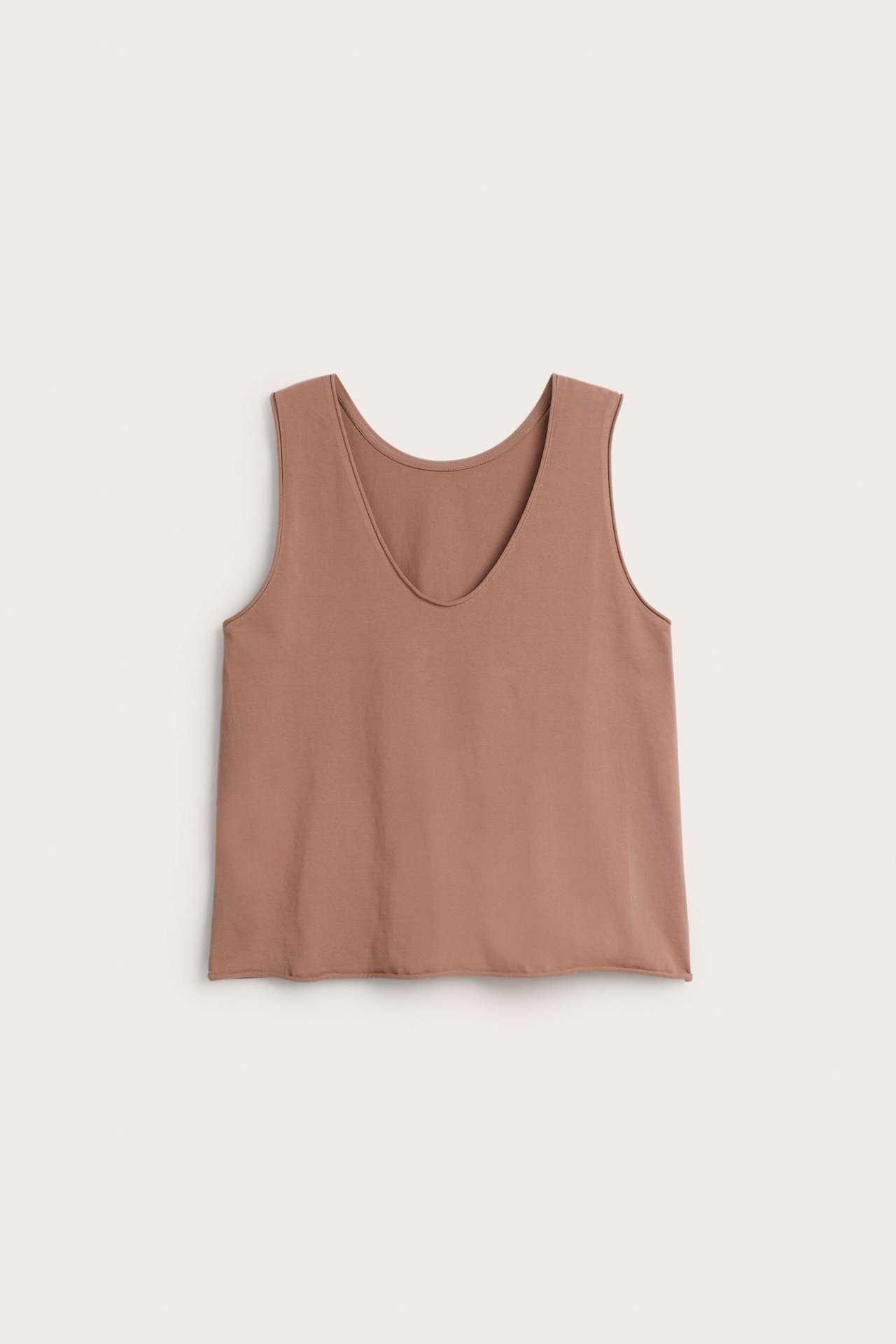 Frontvisning av en brun bomullsjersey-tanktopp med rund hals og rå kant nederst.