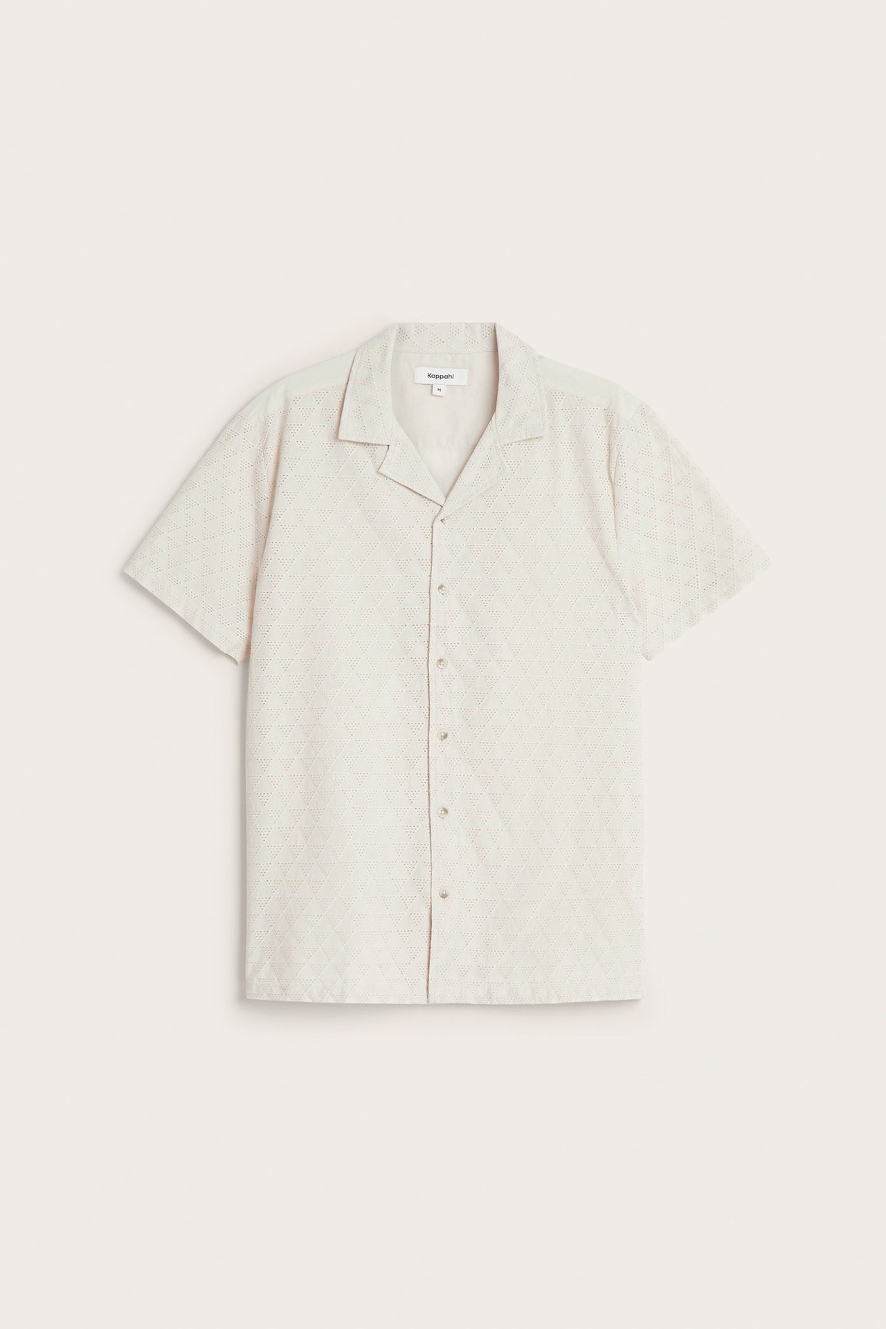 Edestä, vaaleanbeige miesten lyhythihainen puuvillapaita broderie anglaise -kuviolla ja napeilla.
