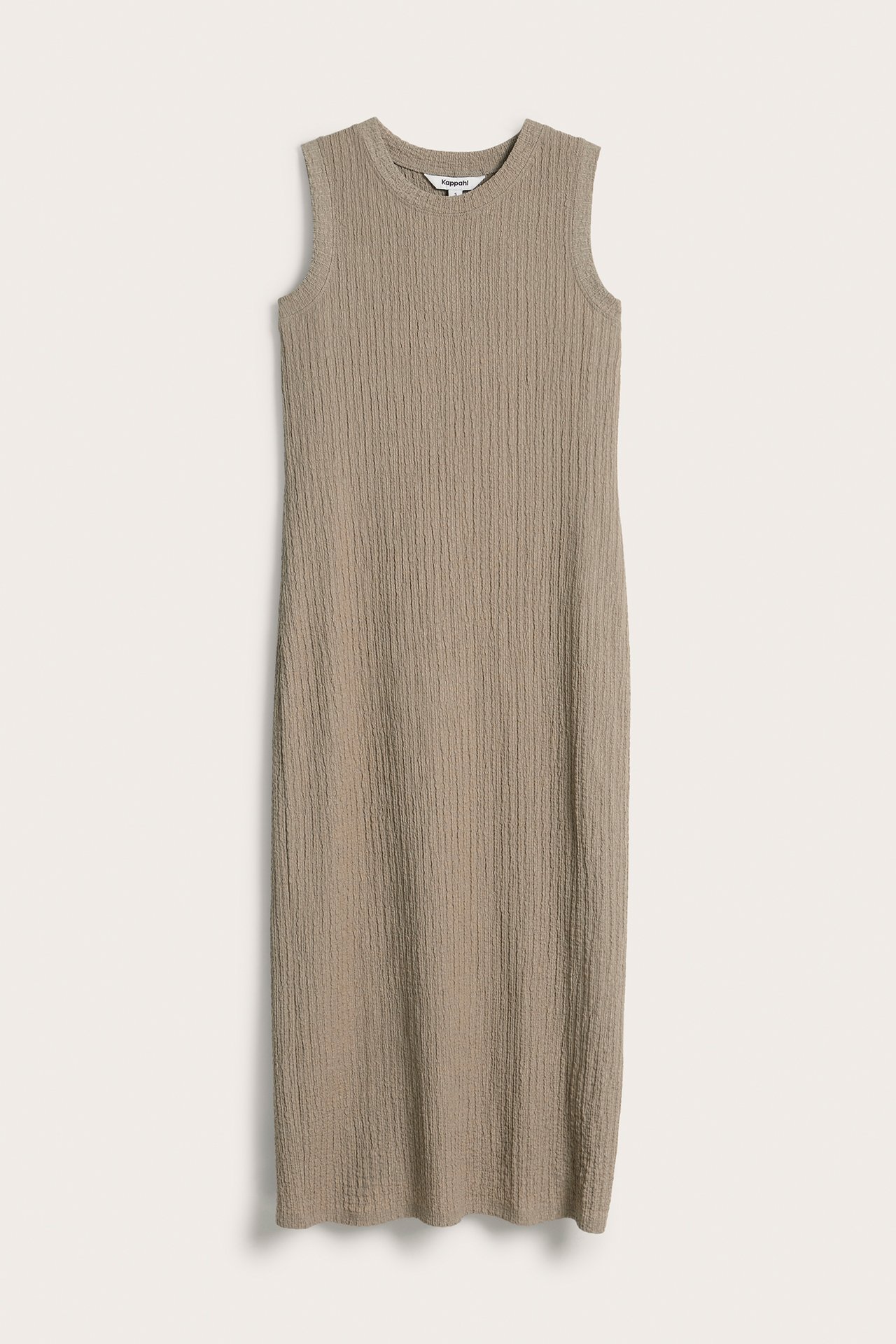 Frontvisning av en mørk beige ermeløs midikjole i strukturert stoff.