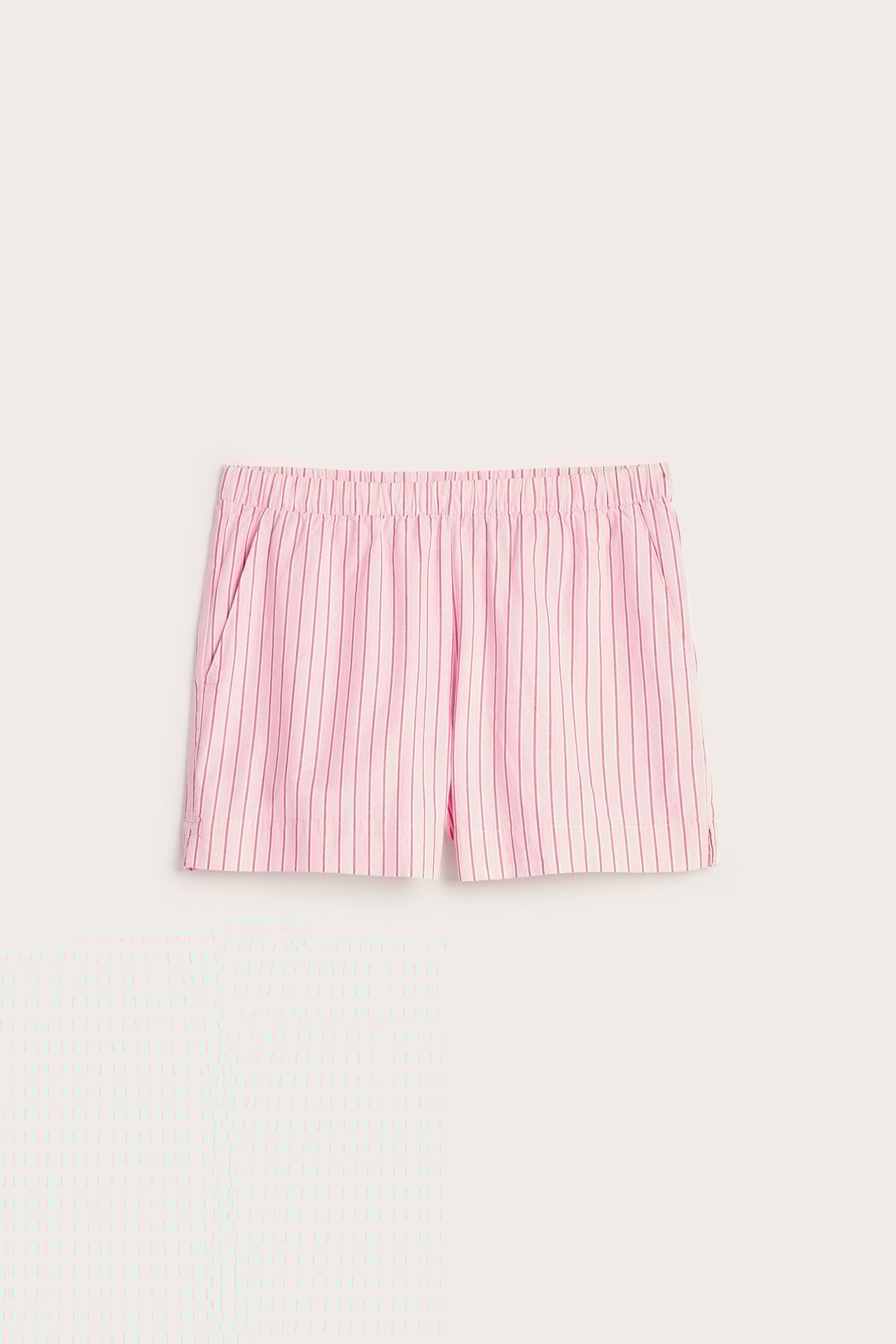Widok z przodu: różowe, pasiasty szorty piżamowe z tkanej bawełny z elastyczną talią i kieszeniami.